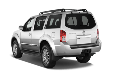 Silberner SUV, Nissan Pathfinder, Rückansicht, geparkt auf weißem Hintergrund. Fahrzeug hat getönte Fenster und Dachreling.