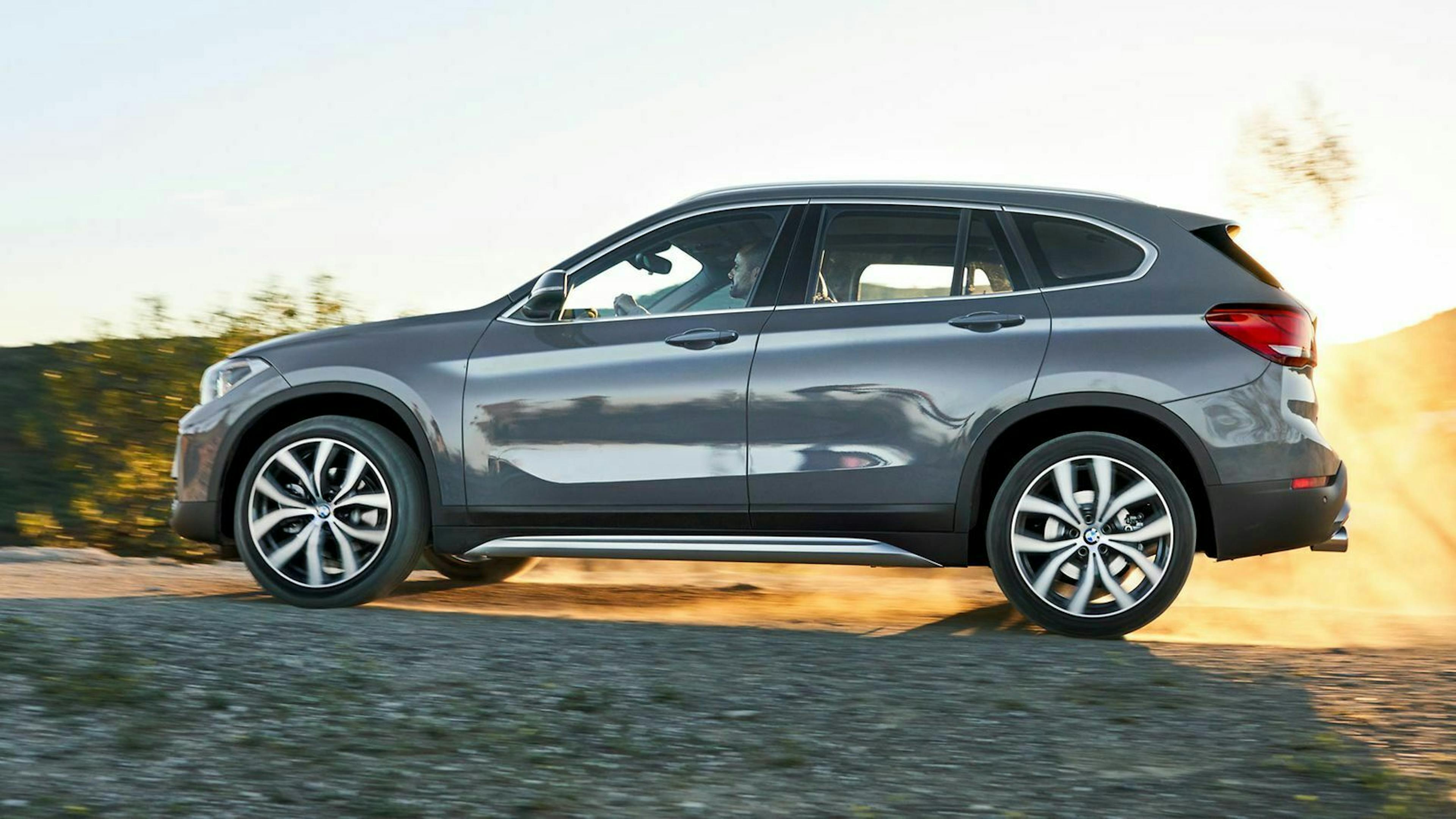 Der BMW X1 in der Farbe 'Storm Bay metallic'