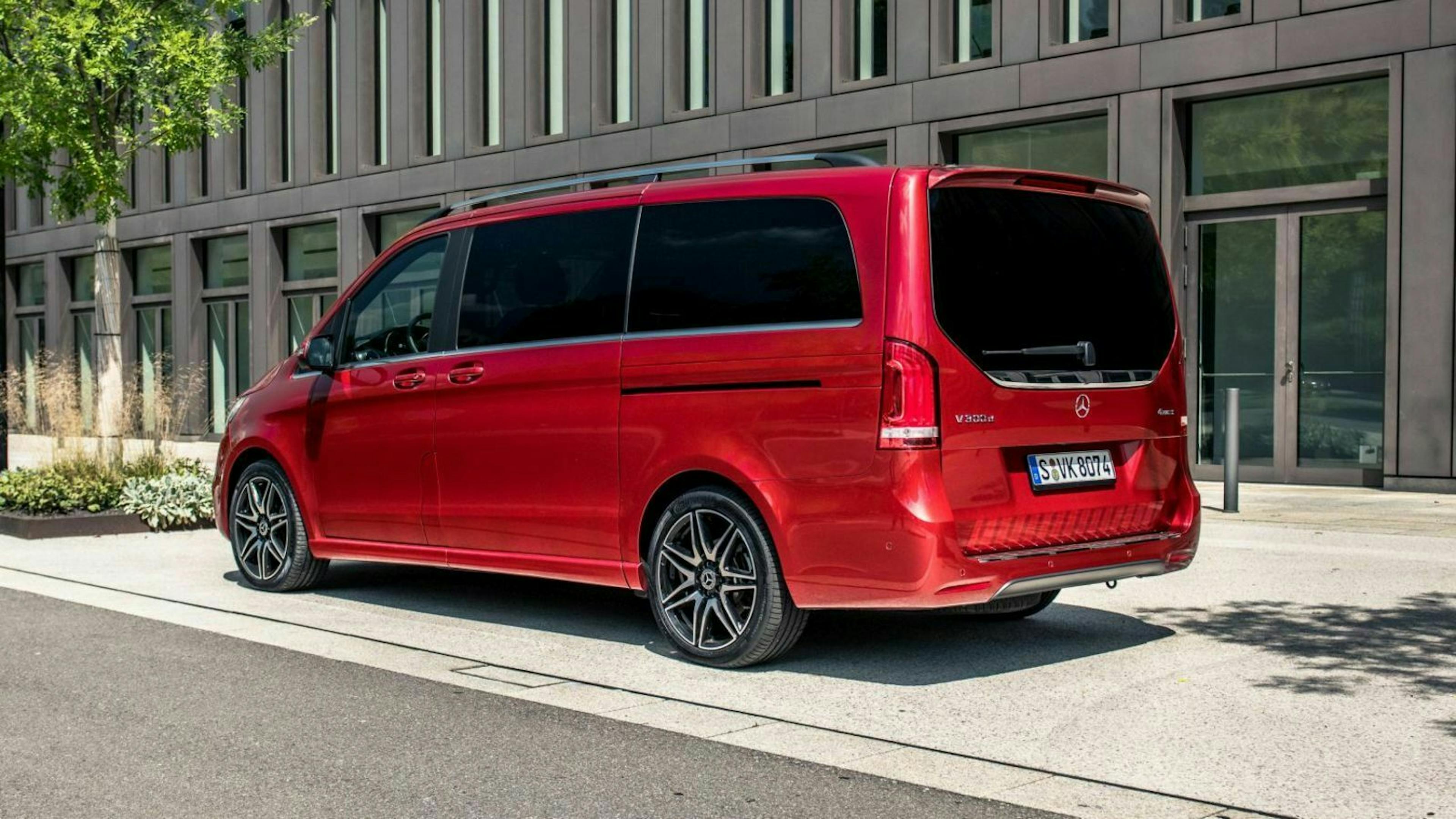 Zu sehen ist die Mercedes Benz V-Klasse von hinten