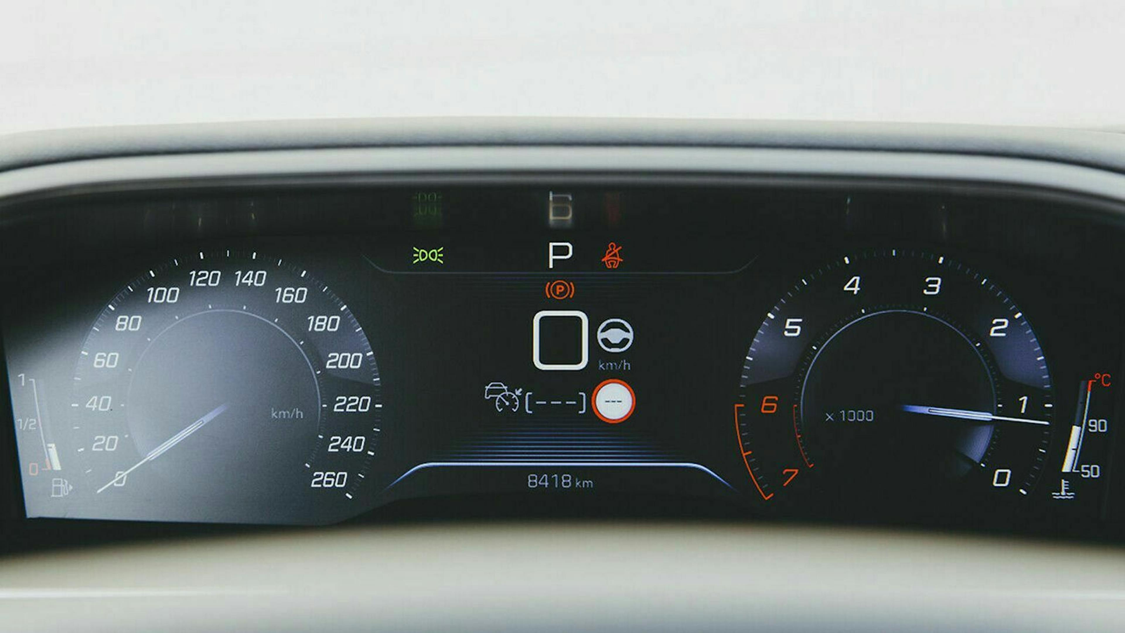 Der digitale Instrumententräger des Peugeot 508 sitzt weit oben, man muss über das Lenkrad gucken, um alle Infos zu erfassen
