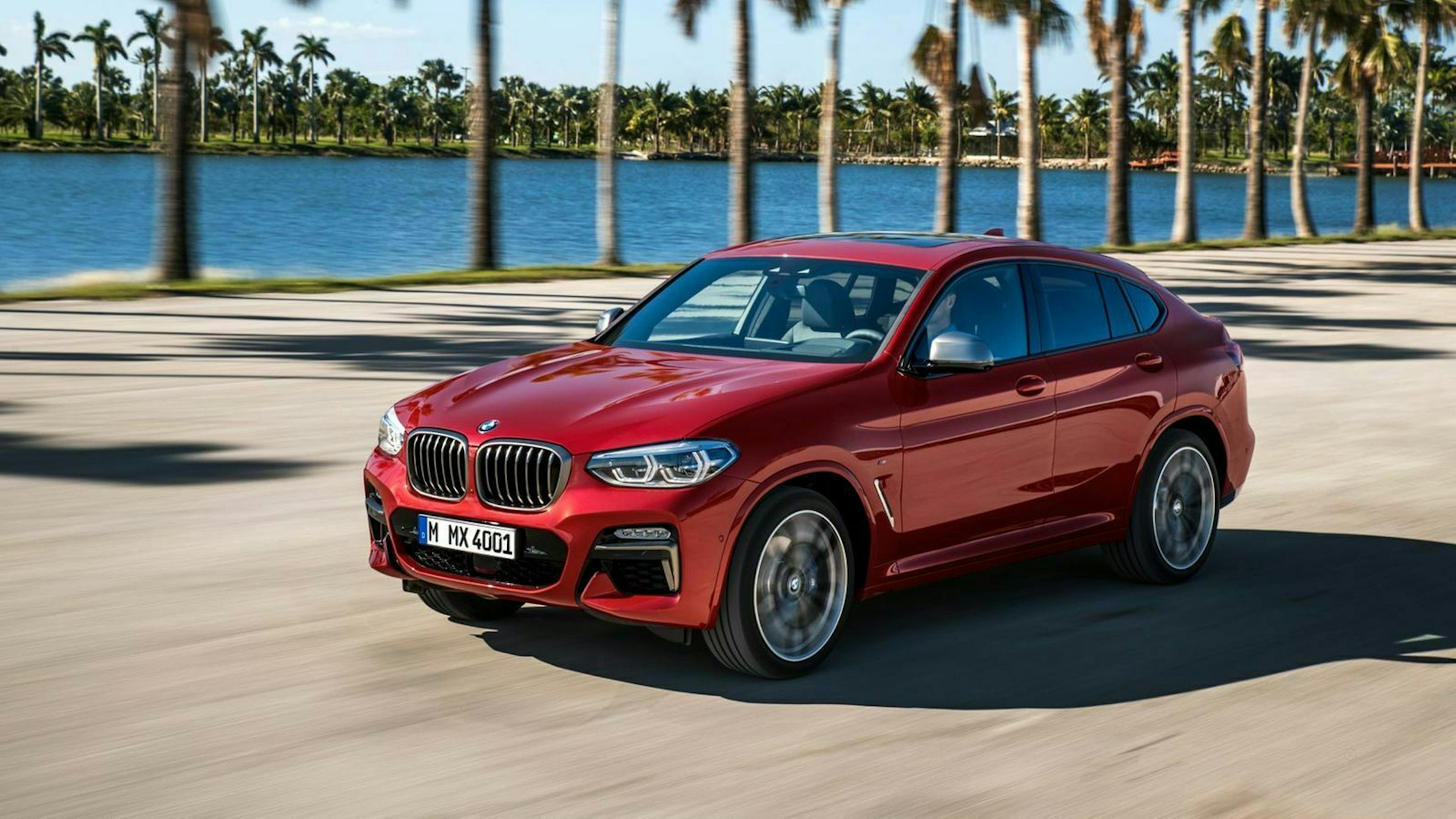 Zusehen ist der BMW X4, fahrend 
