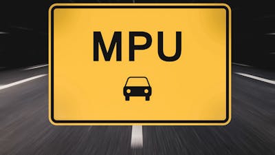 Straßenschild im Stil eines großen gelben Ortseingangsschildes mit der Aufschrift "MPU"