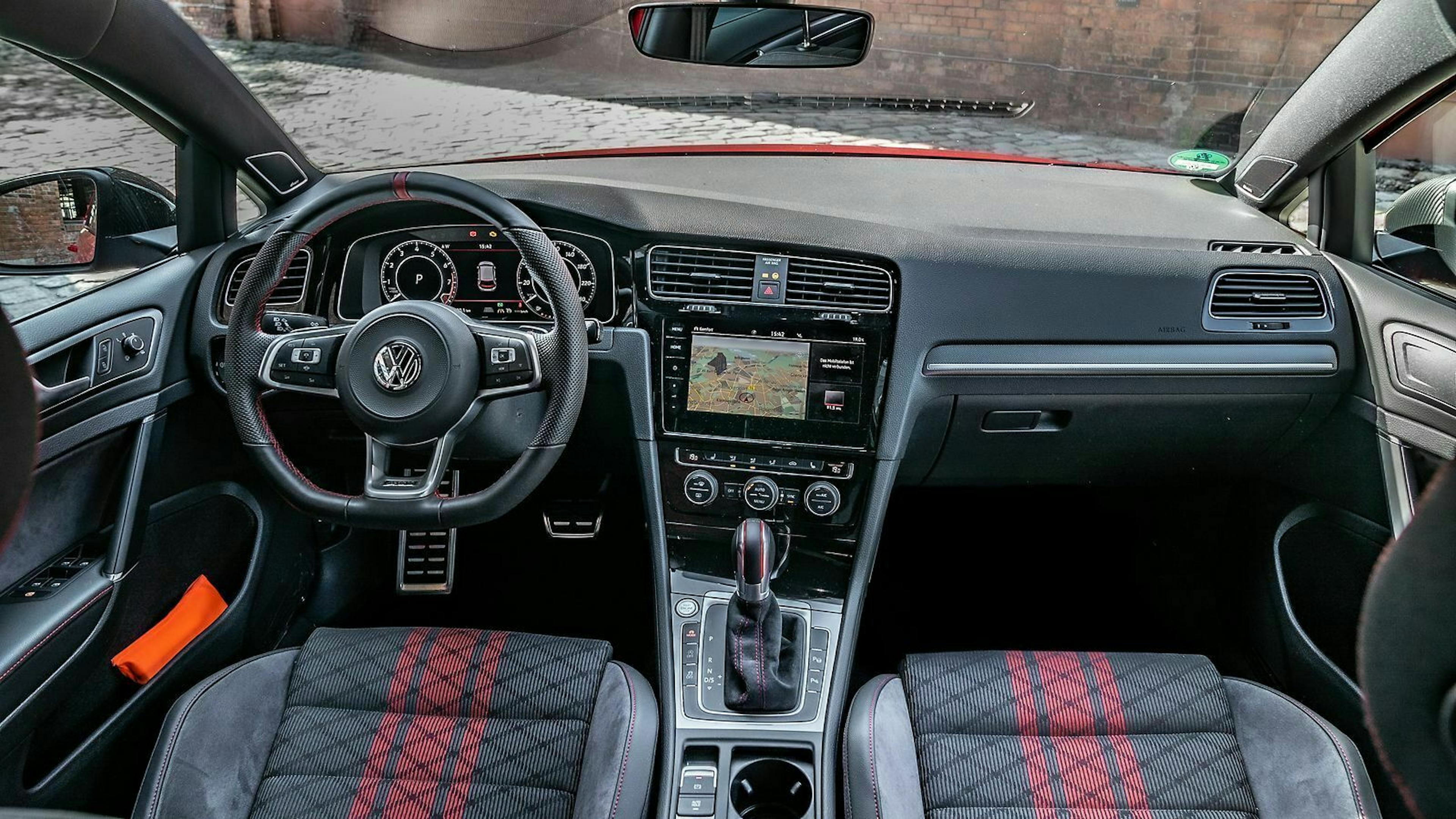 Zu sehen ist das Cockpit des VW Golf 7 GTI TCR