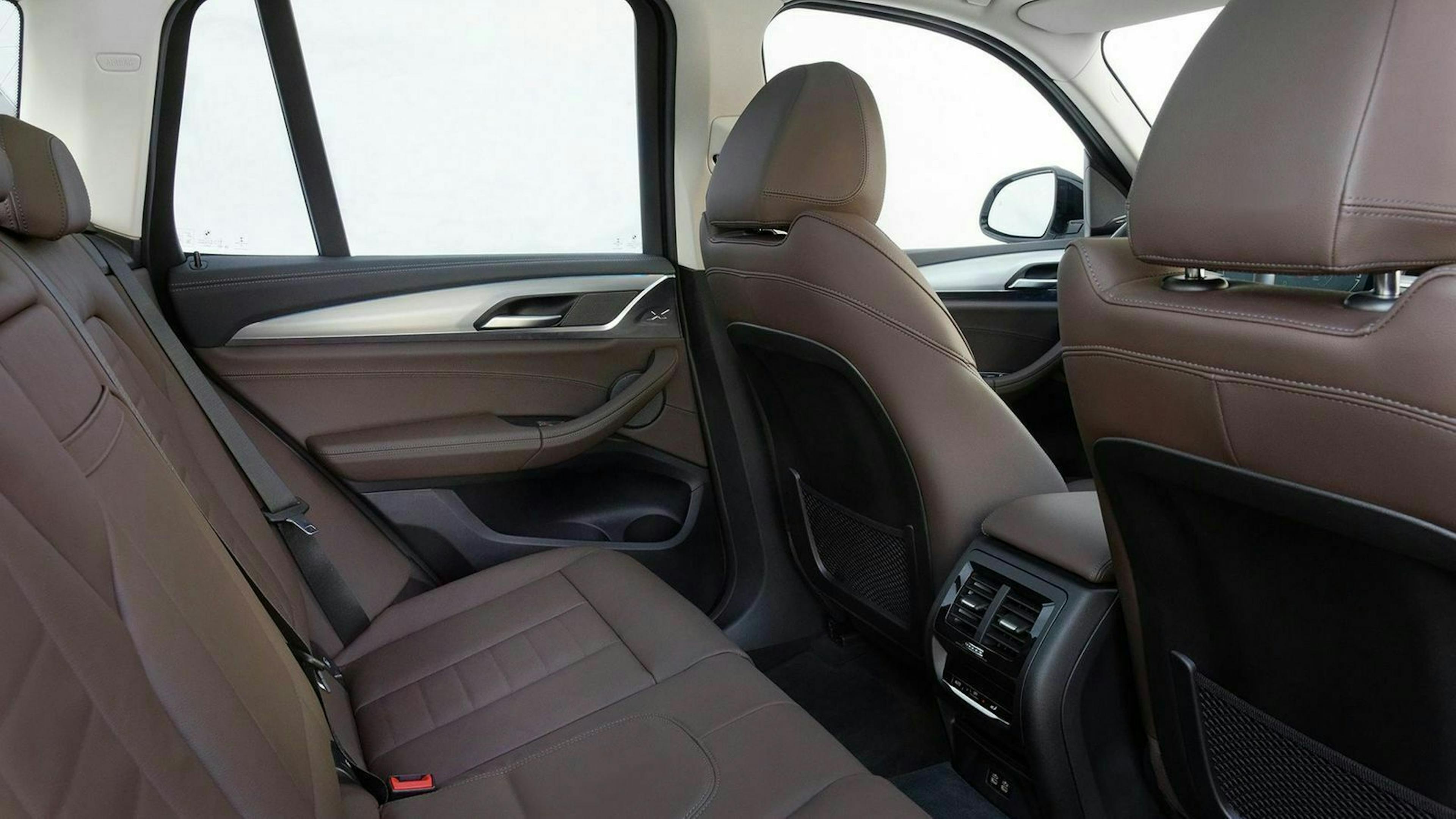 Zu sehen ist die Rückbank des BMW iX3