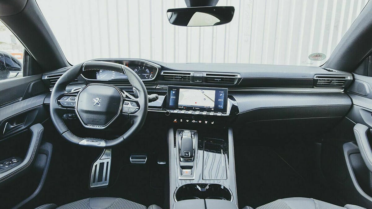 Im Innenraum gestaltet Peugeot den 508 modern und übersichtlich. Der Instrumententräger sitzt weit oben