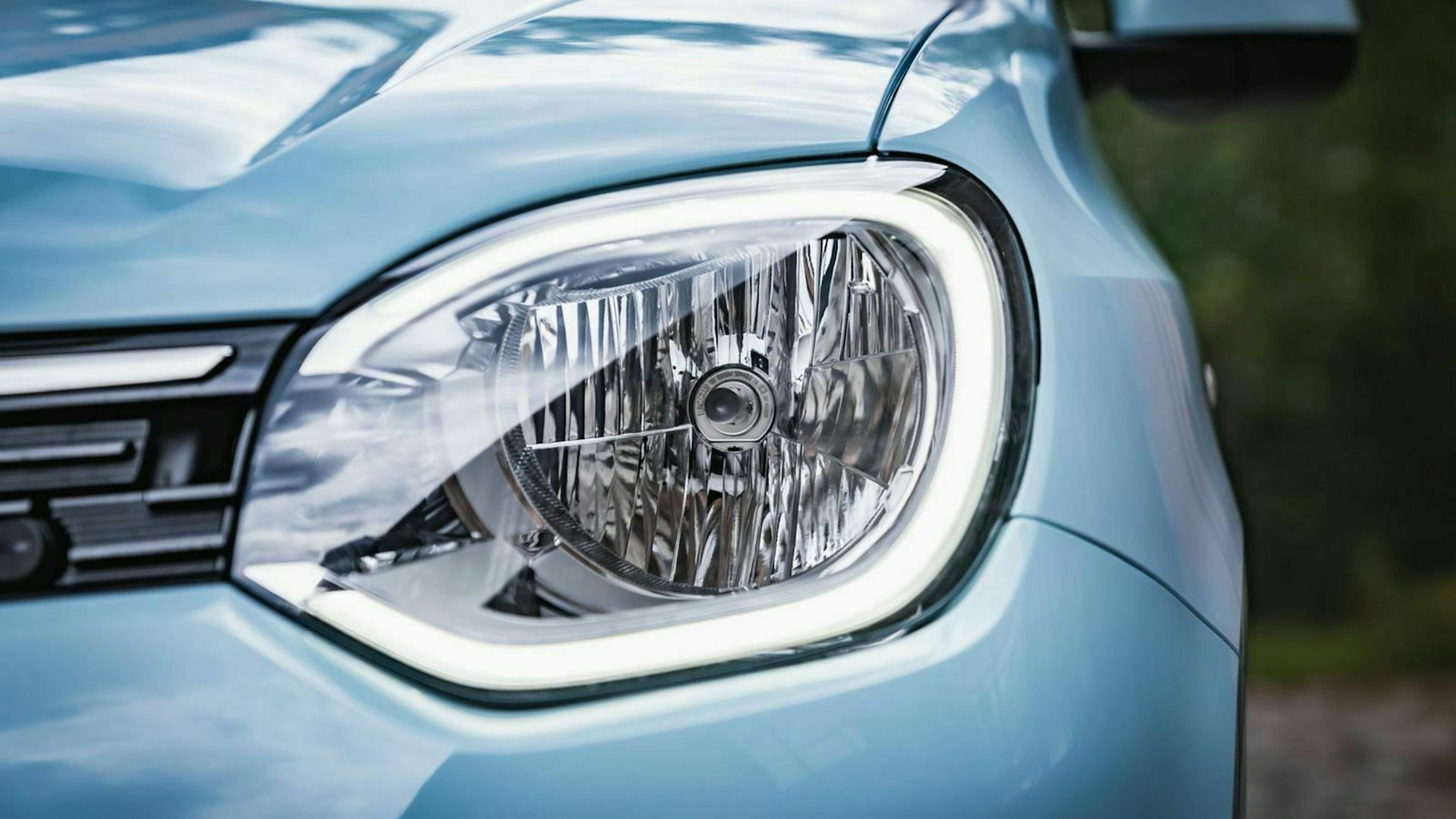 Zu sehen ist ein Scheinwerferlicht des Renault Twingo SC2 75