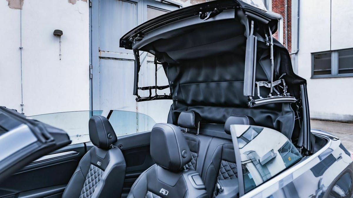 VW T-Roc Cabrio beim öffnen des Verdecks
