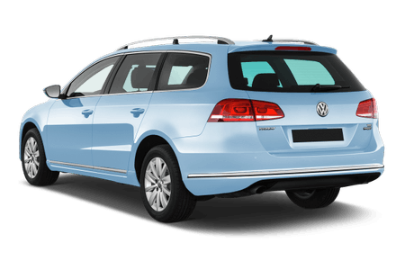 Hellblauer Kombi von hinten, mit VW-Logo und Dachgepäckträger. Rücklichter leuchten, Fahrzeug auf weißem Hintergrund.