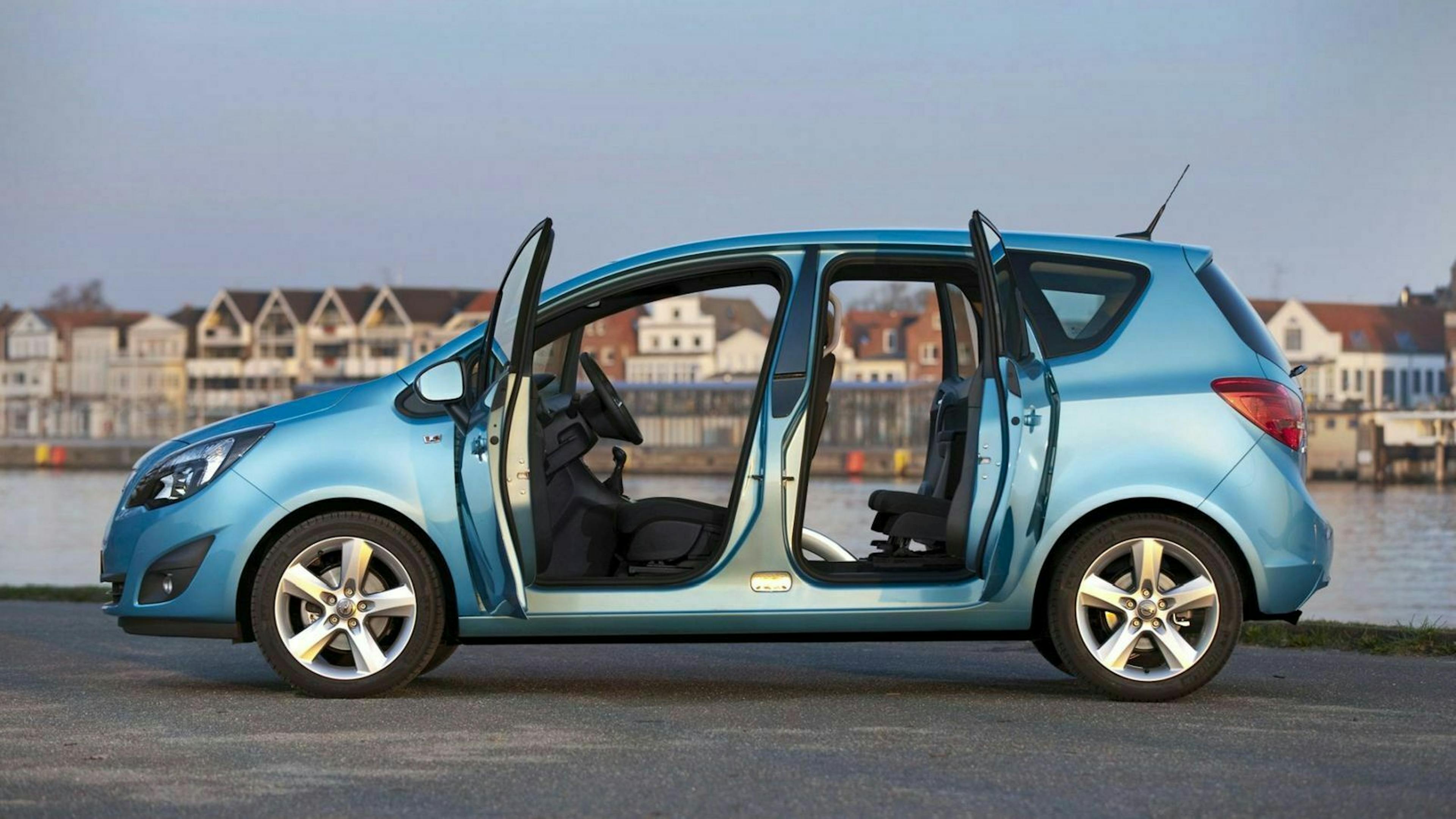 Der Opel Meriva in Seitenperspektive mit offenen Türen