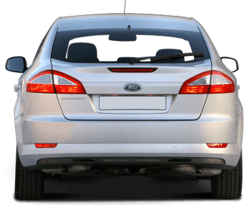 Silberner Ford Focus von hinten, geparkt auf einer ebenen Fläche, mit roten Rücklichtern und klaren Fenstern sichtbar.