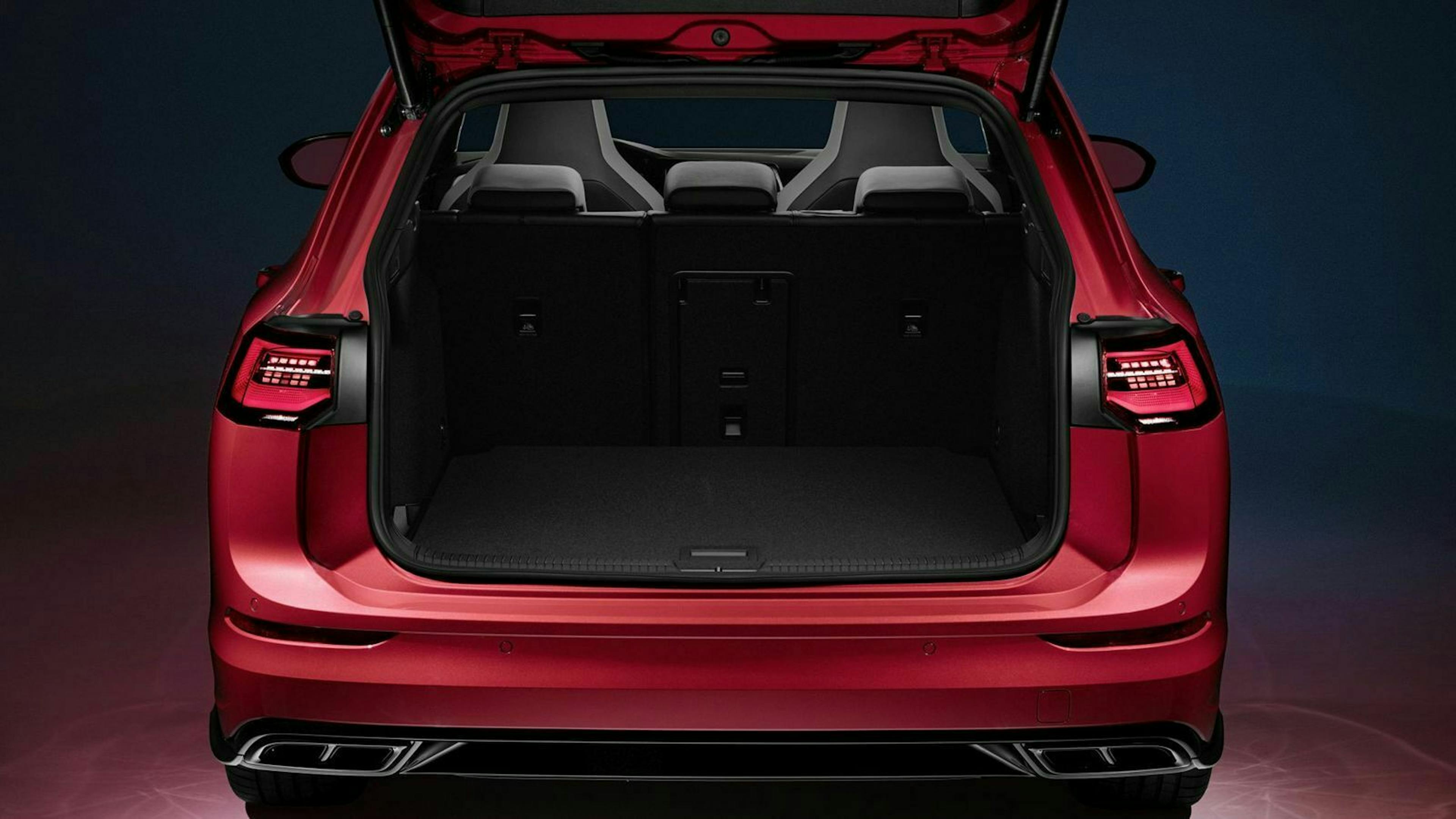 VW Golf 8 Variant mit Sicht auf den Kofferraum