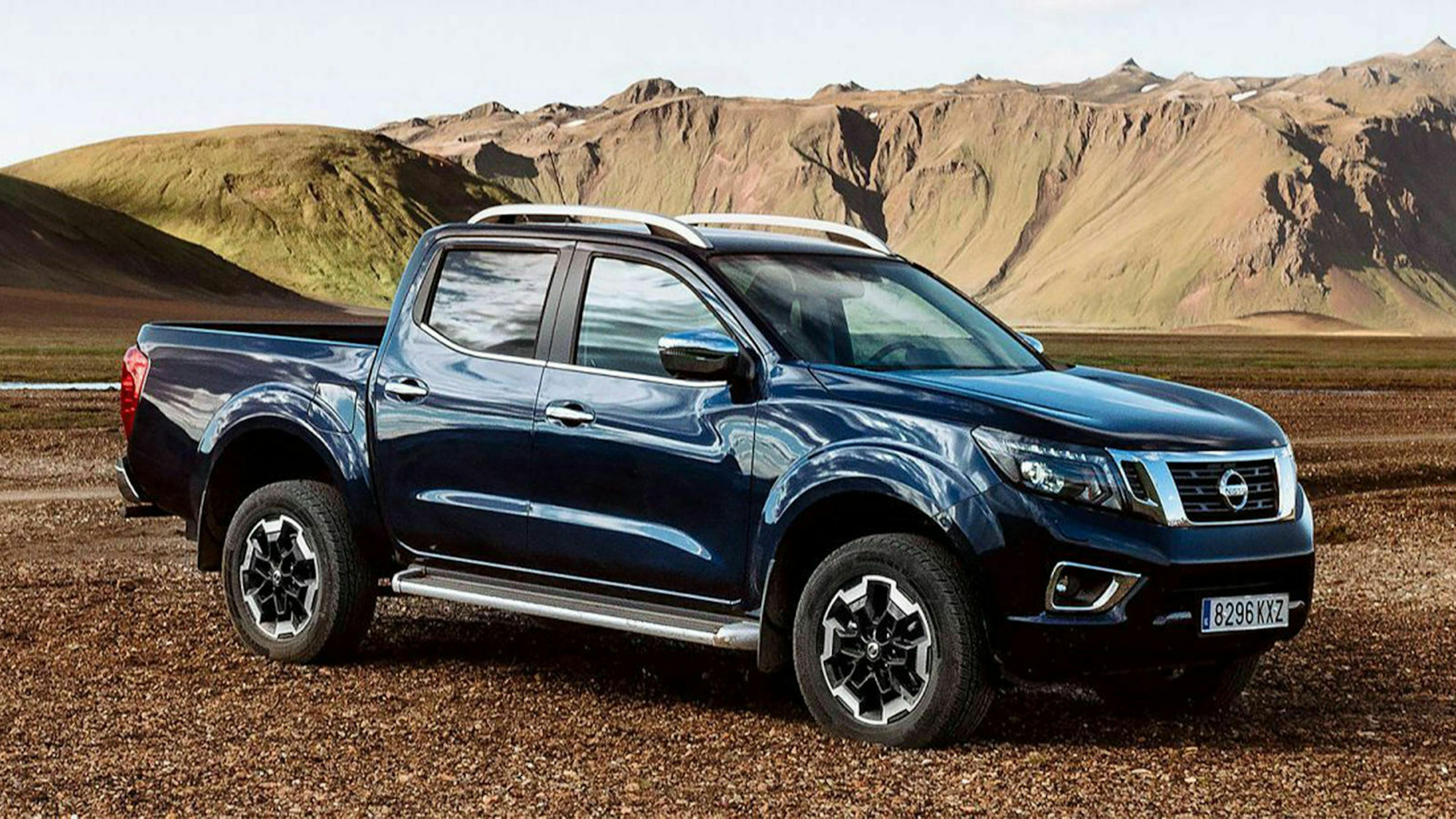 Ein blauer Nissan Navara steht in einer kargen Berglandschaft.