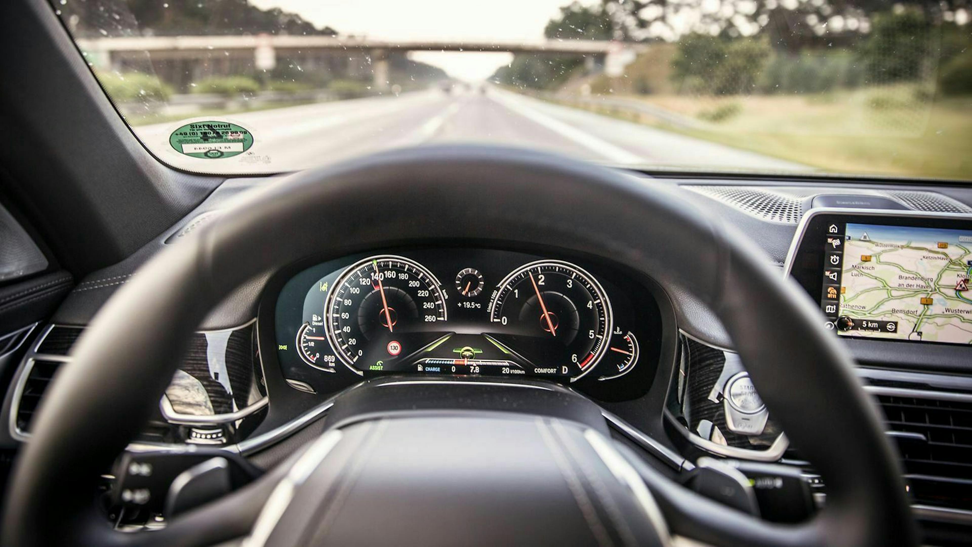 Die Detailansicht eine Cockpits im BMW 7er zeigt unter anderem dem Kraftstoffverbrauch bei 140 km/h.