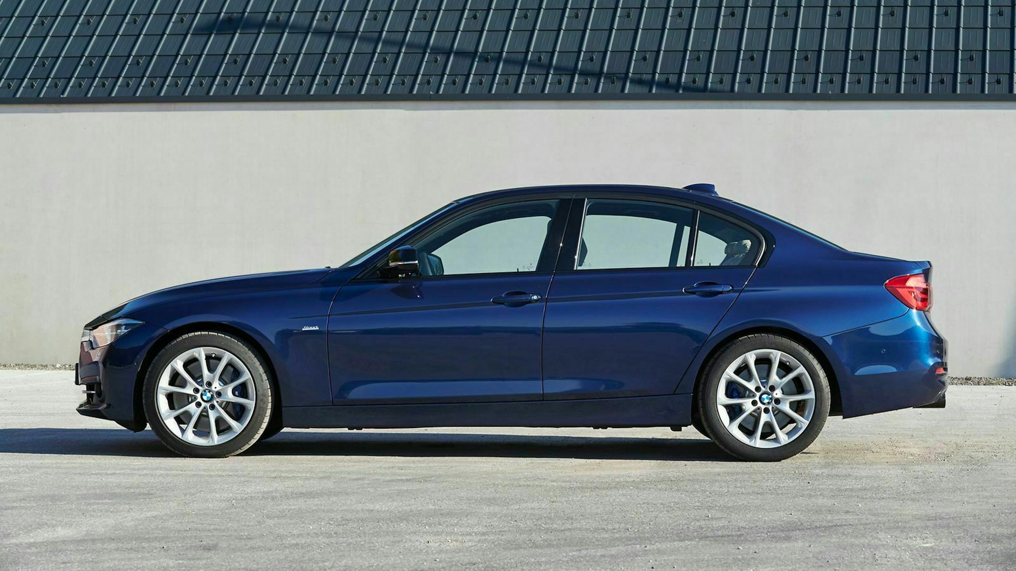 Der 3er BMW 340i in der Farbe 'Mediterran Blau'