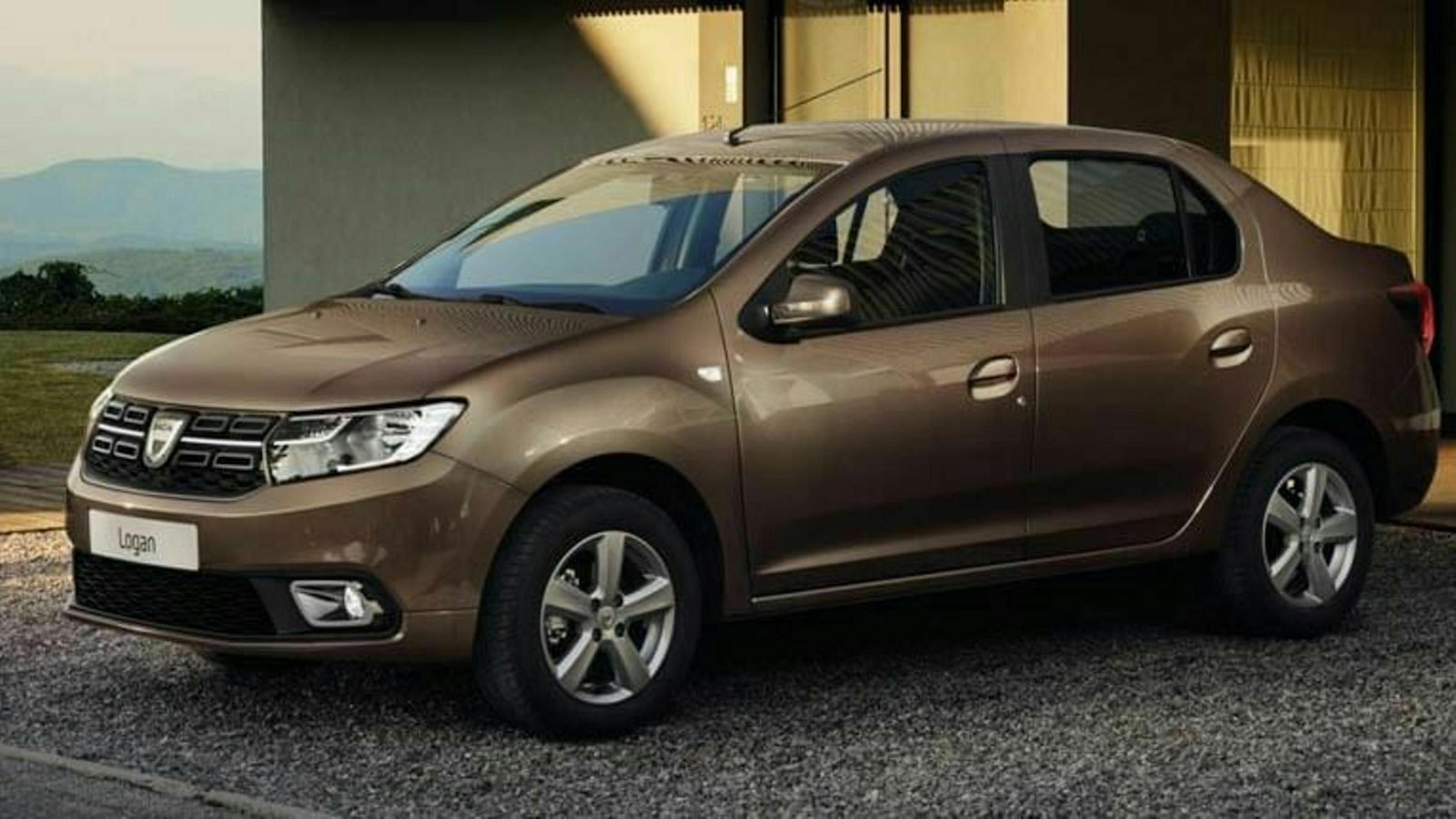 Ein brauner Dacia Logan steht vor einer geöffneten Garage 