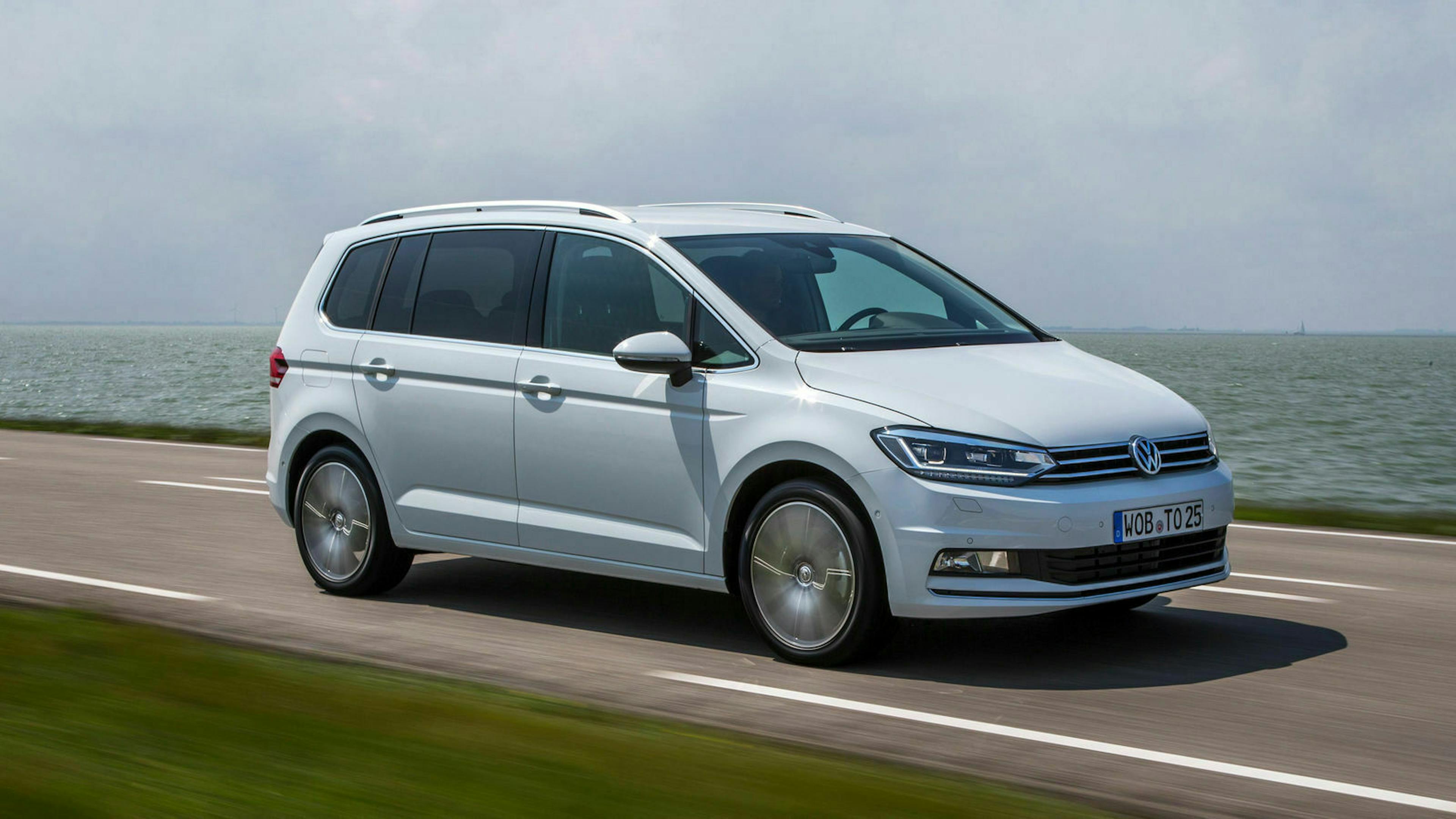 Zu sehen ist der VW Touran, fahrend