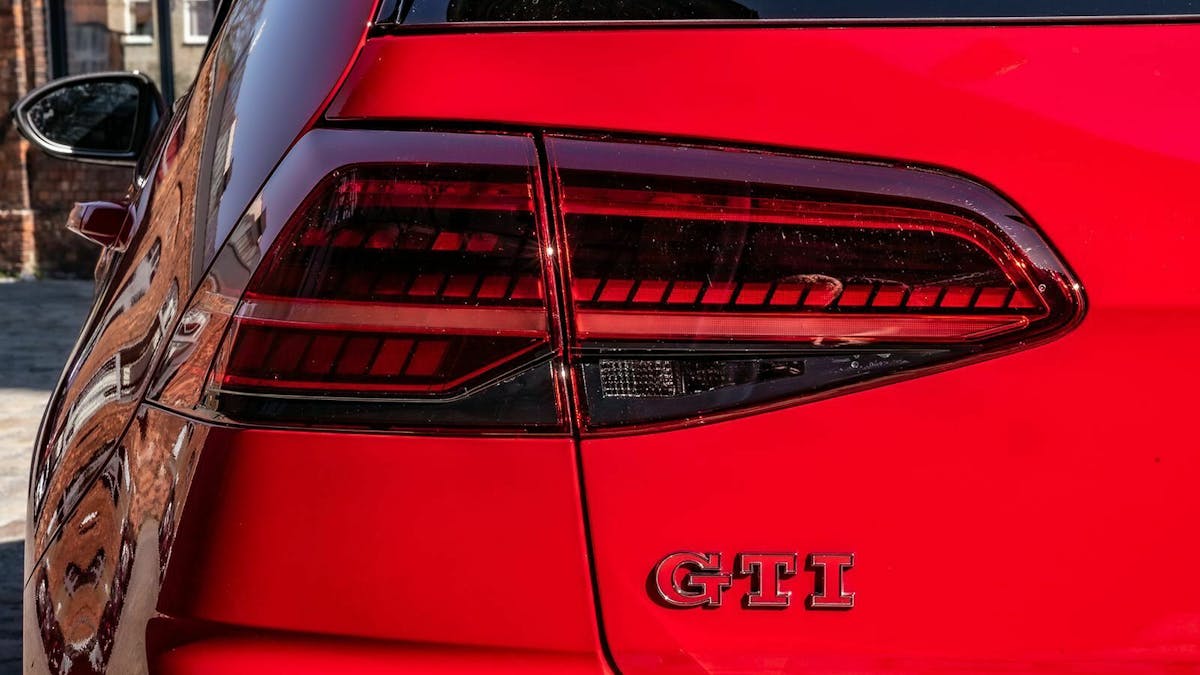 Zu sehen ist der linke Rückscheinwerfer des VW Golf 7 GTI TCR