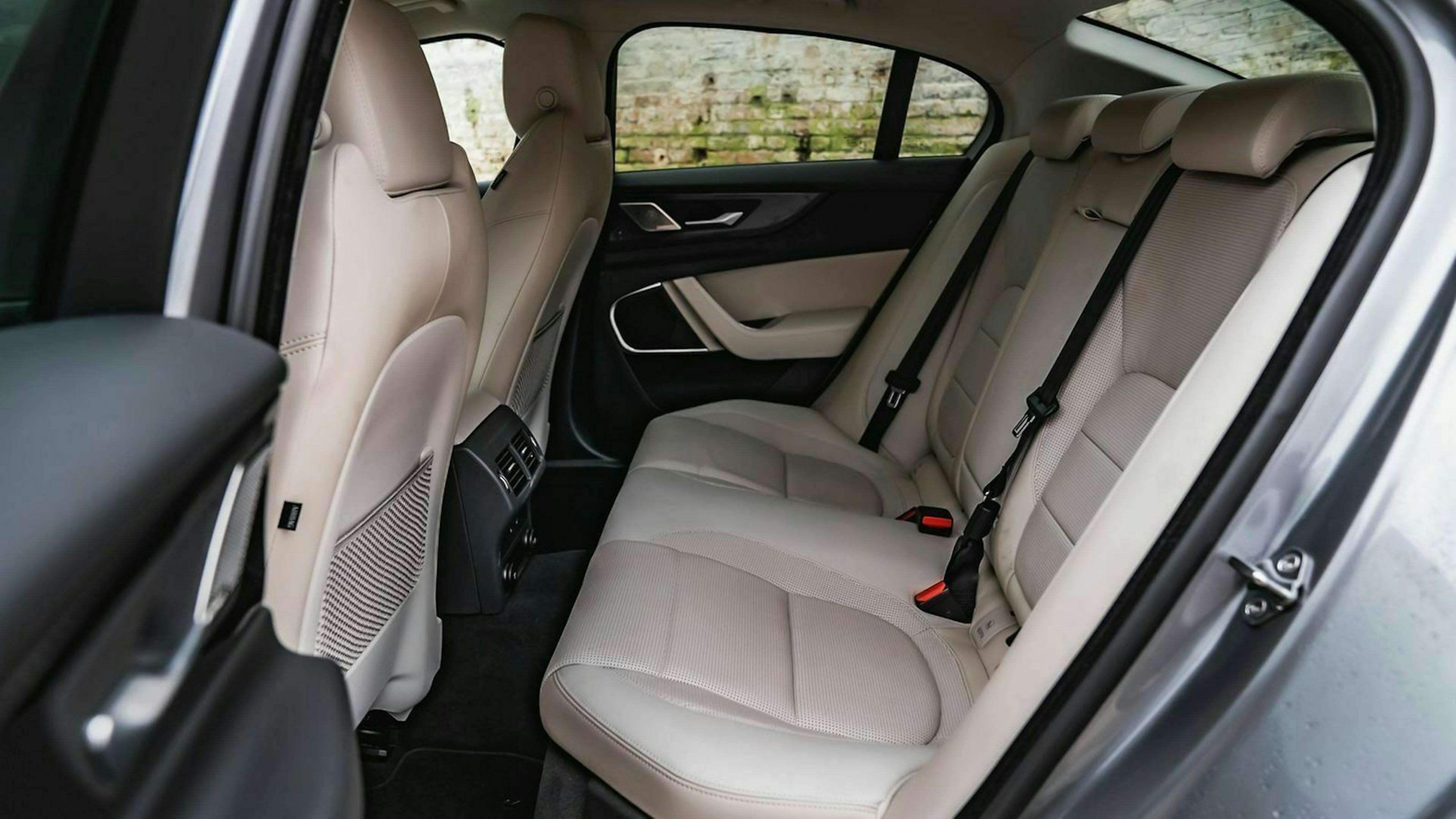Blick auf die Rückbank des Jaguar XE 