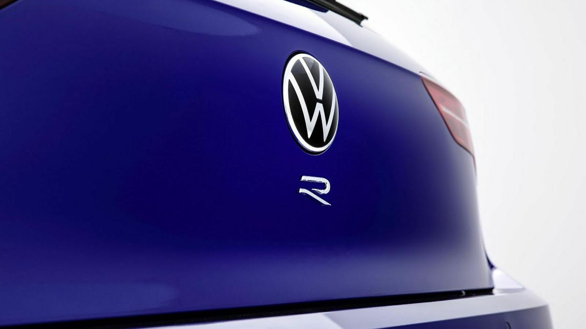 Zu sehen ist das Heck des VW Golf 8 R 2020