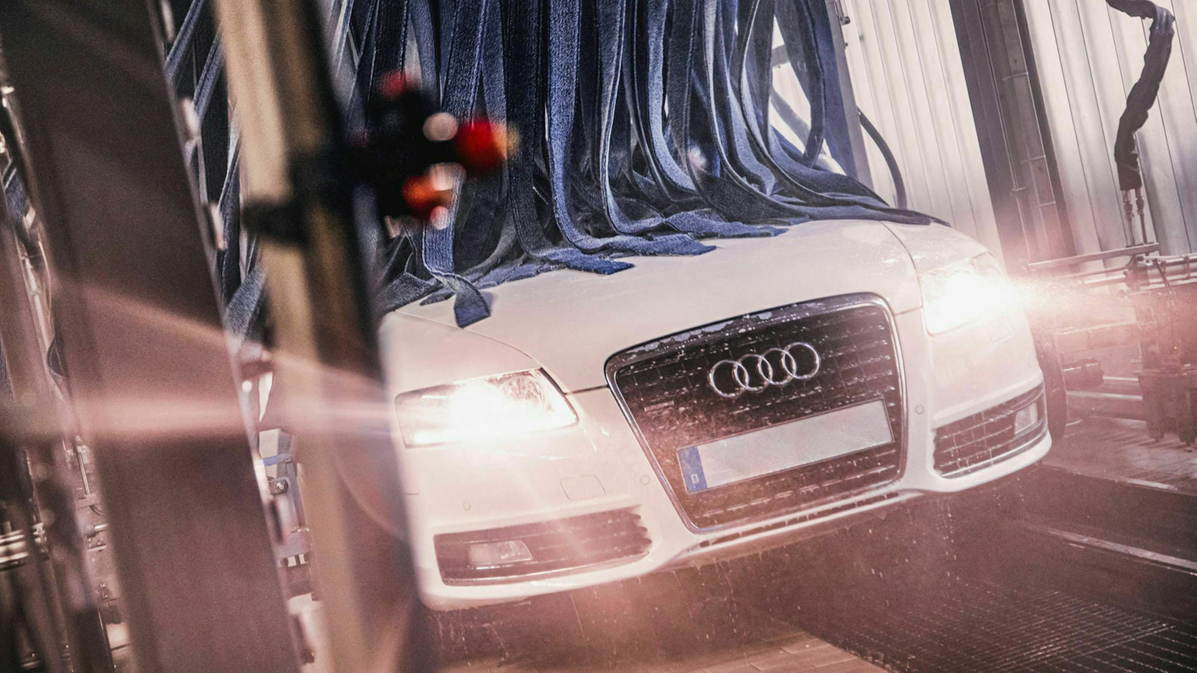 Automatikauto Waschanlage stehend in Frontansicht