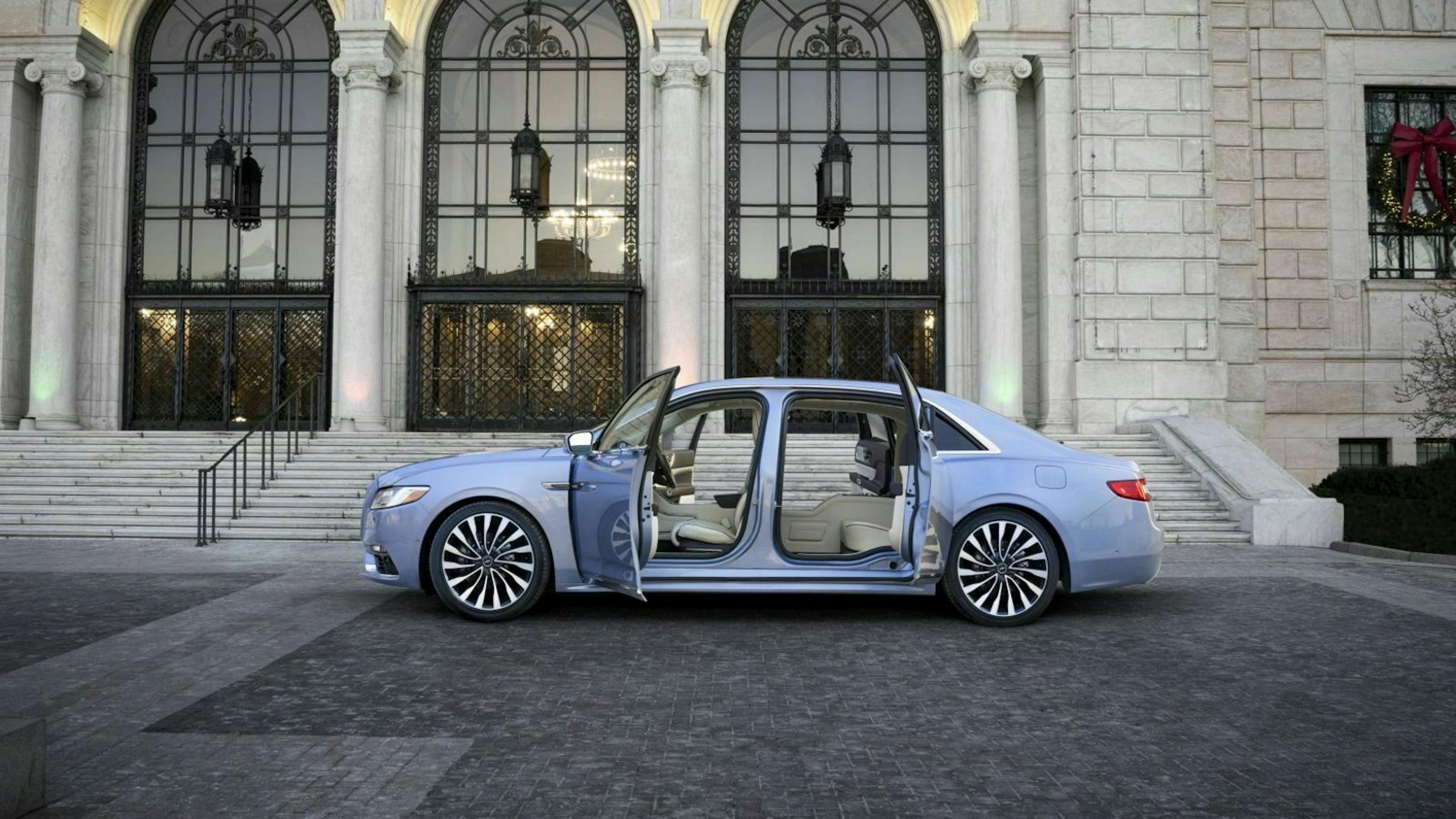 Der Lincoln Continental in Seitenansicht mit offenen Türen