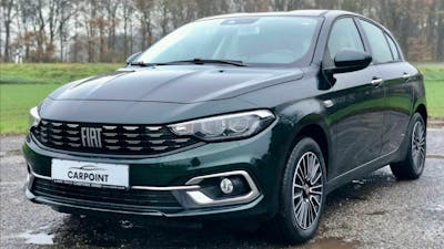 Ein schwarzer Fiat Tipo Kombi steht auf einem Parkplatz am Waldrand