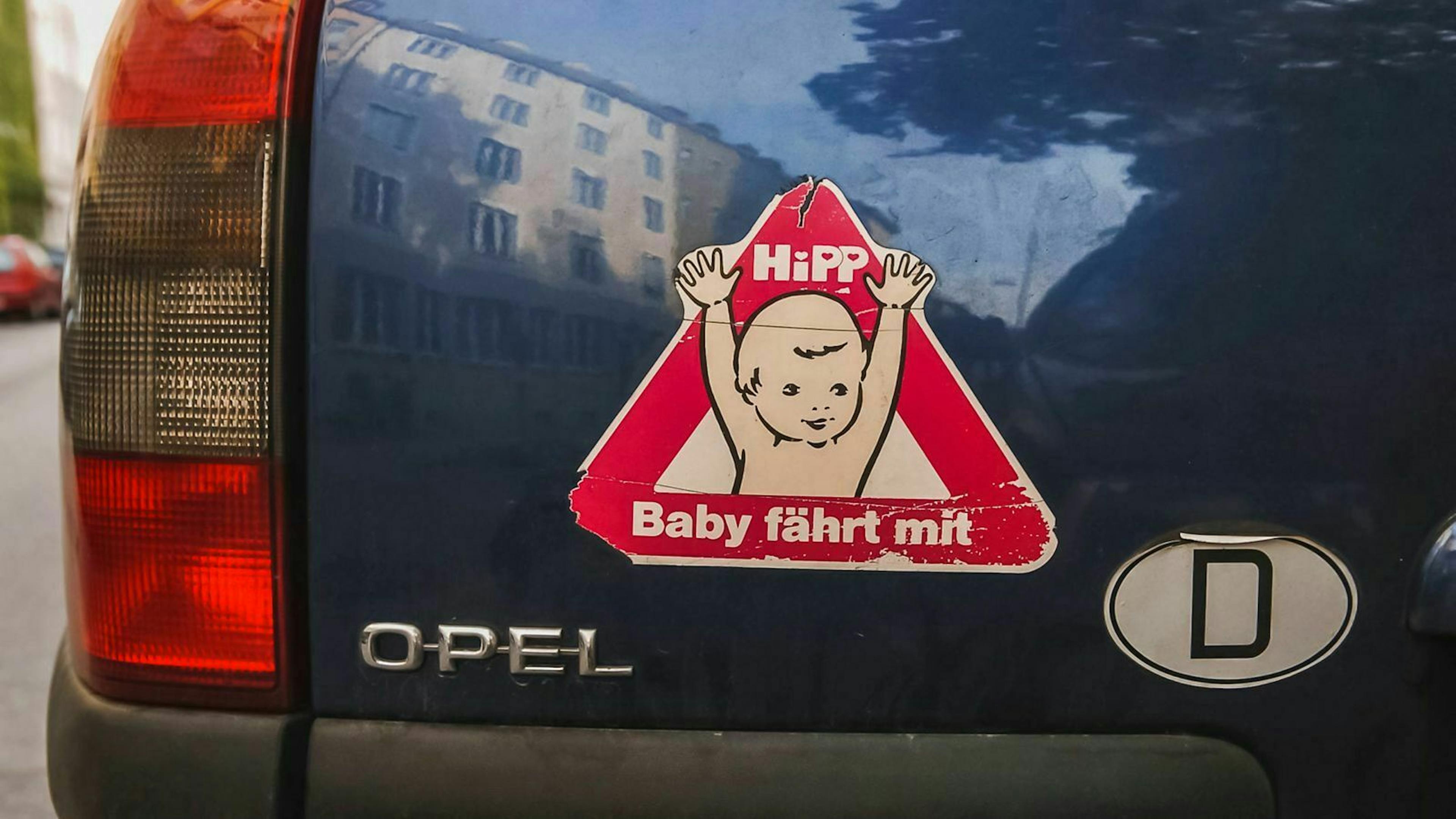 Auf der Kofferraumklappe eines Opel Omega kleben zwei alte Aufkleber.