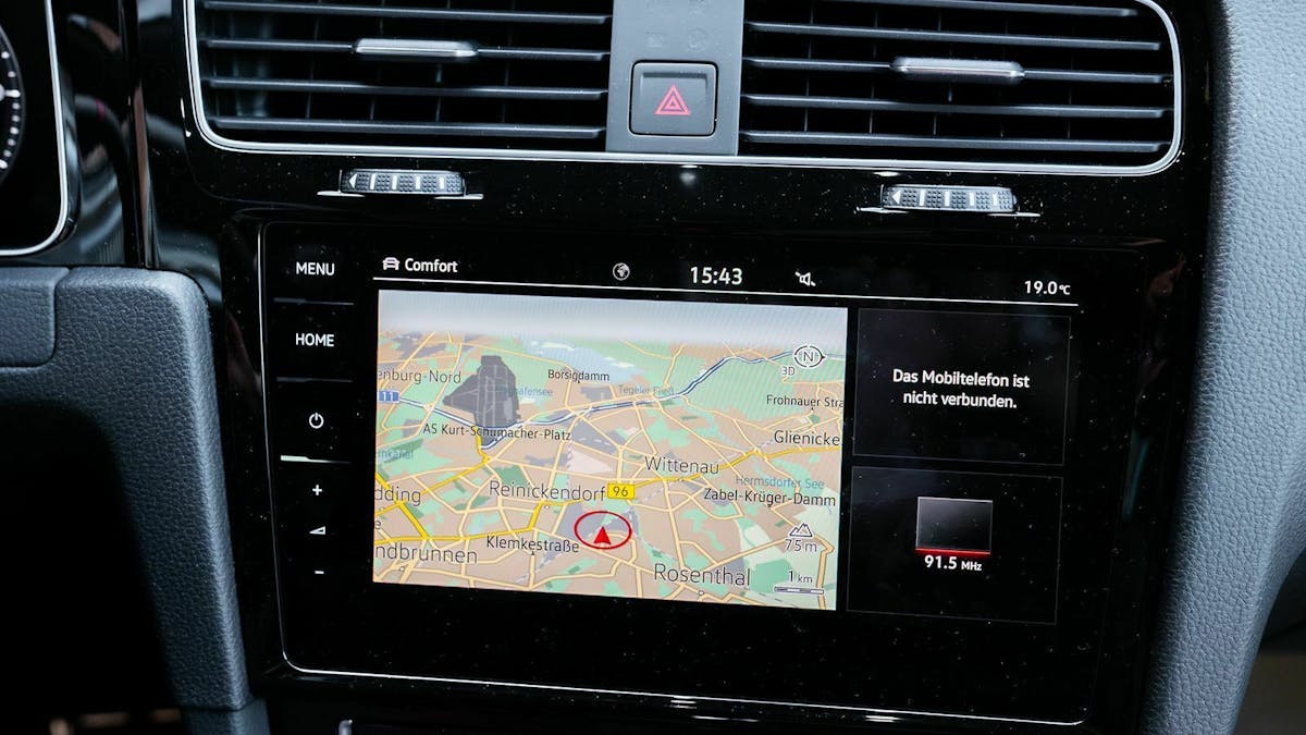 Zu sehen ist der Infotainmentbildschirm des VW Golf 7 GTI TCR