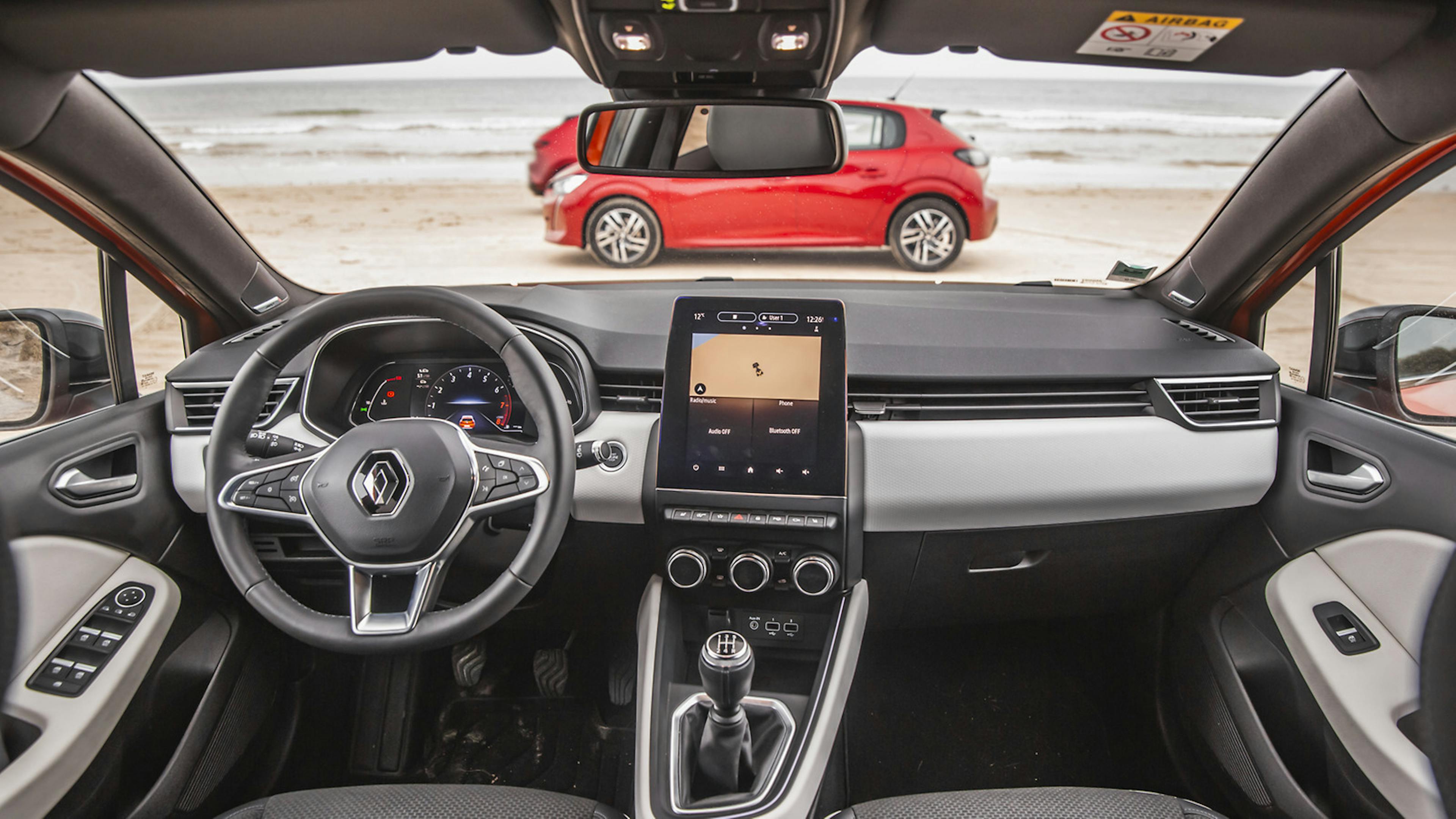 Cockpit-Ansicht des Renault Clio