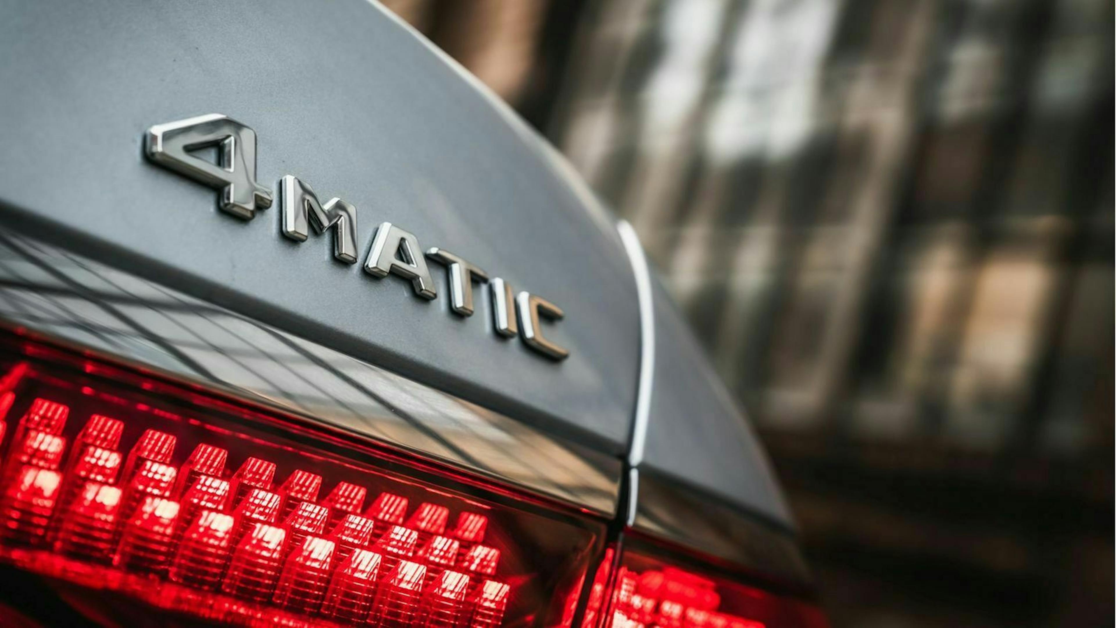 Zu sehen ist das "4-Matic"-Emblem am Heck der Mercedes_S-Klasse 2020