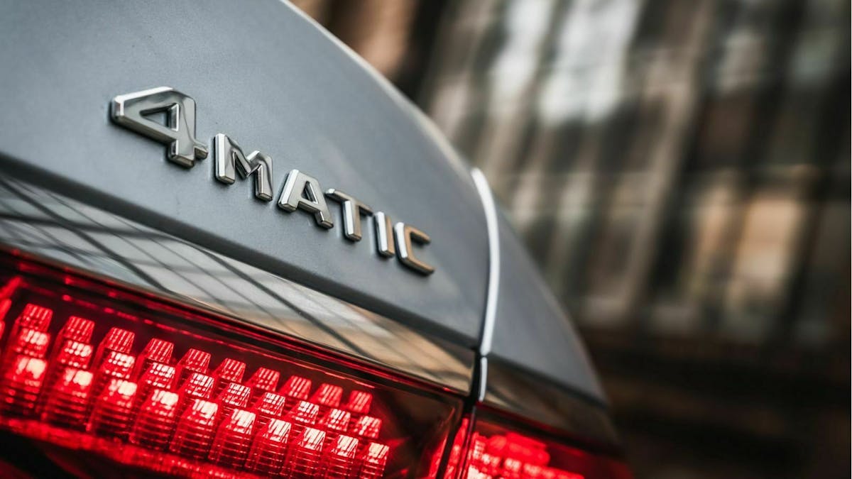 Zu sehen ist das "4-Matic"-Emblem am Heck der Mercedes_S-Klasse 2020