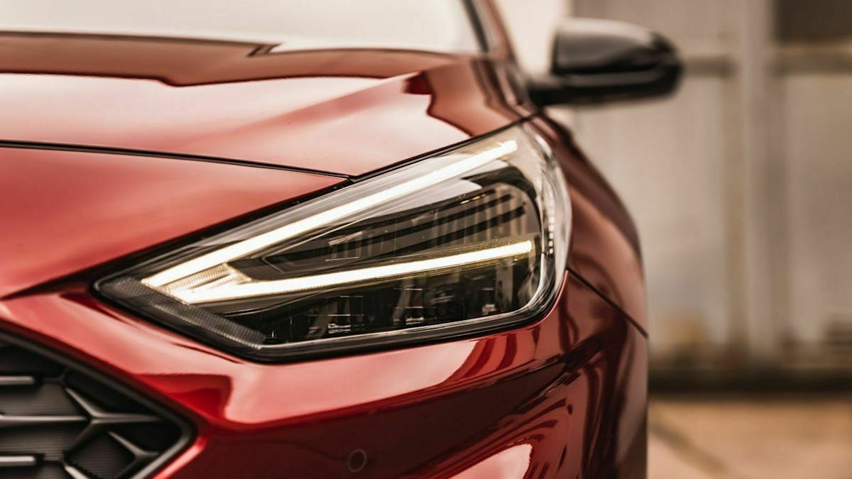 Zu sehen ist ein Scheinwerfer des Hyundai i30