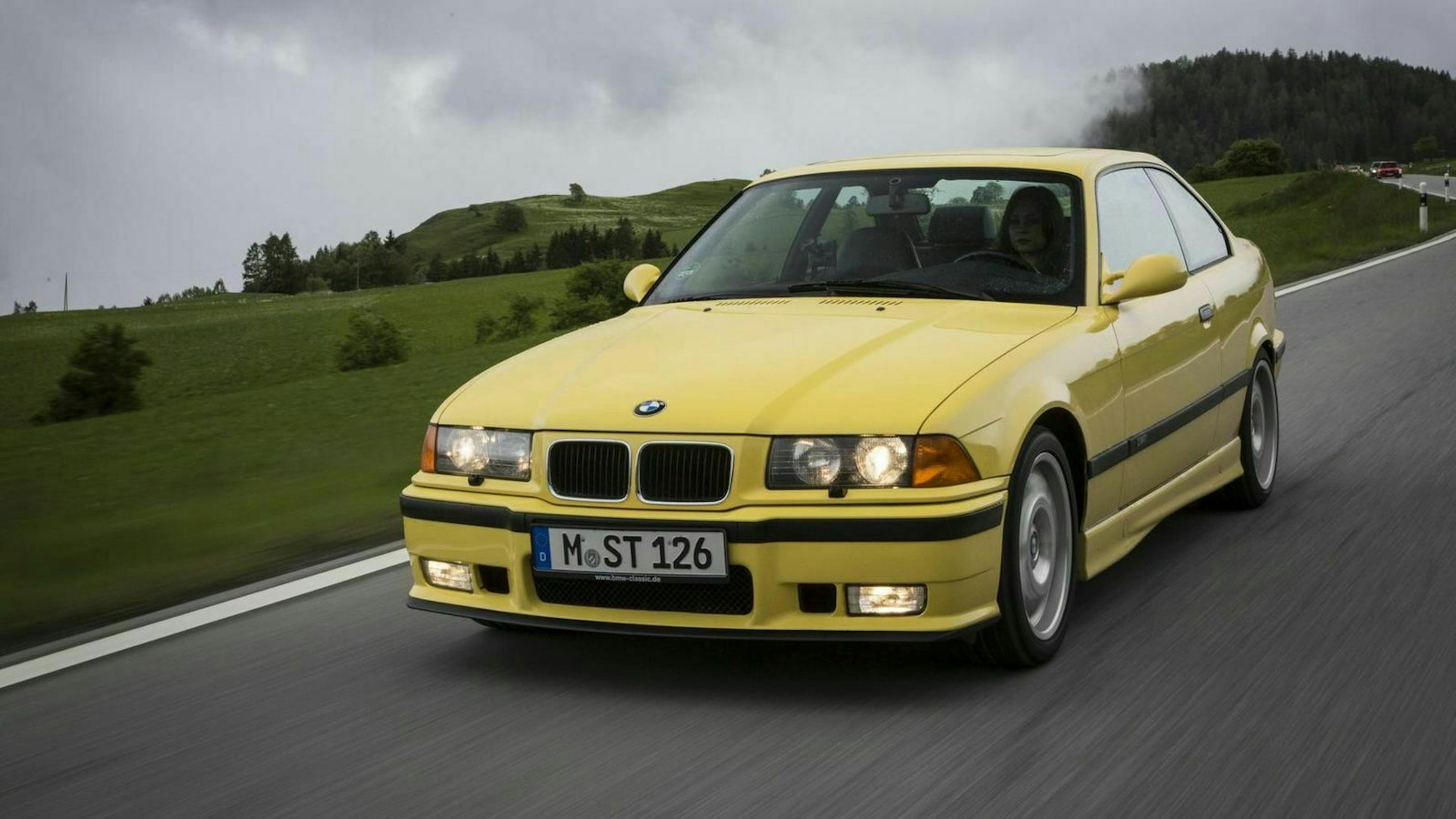 Der BMW M3 fahrend in Frontansicht 