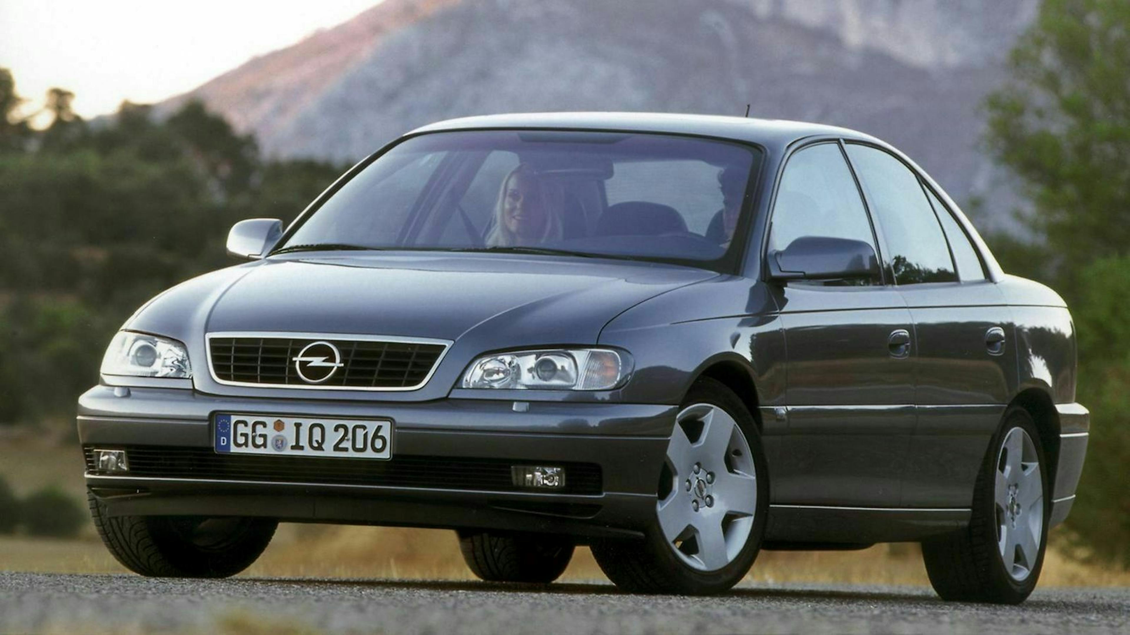 Opel Omega B in der Frontansicht, stehend