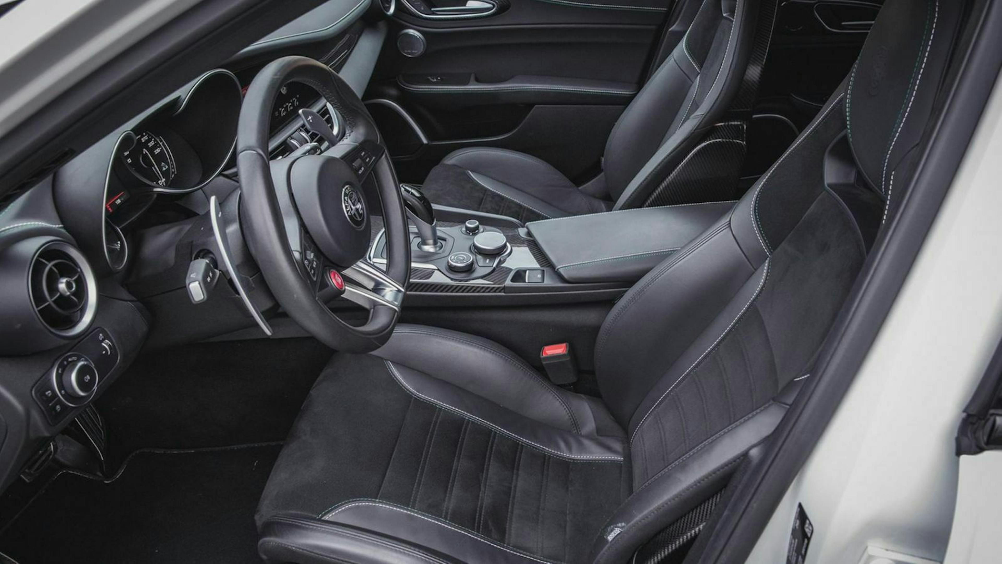 Alcantara+Leder_AlfaRomeoGiulia_01