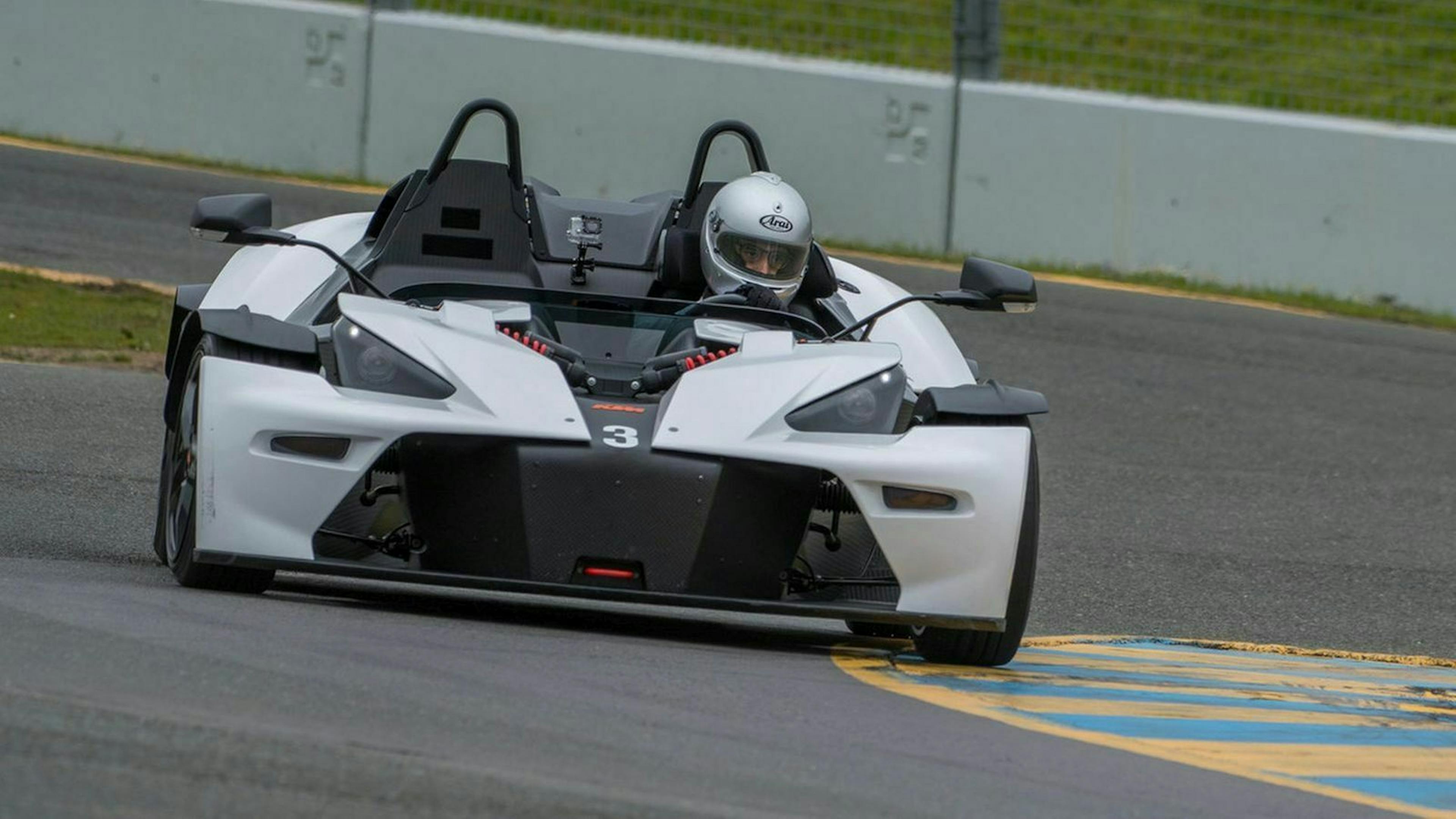 KTM X-Bow (seit 2008) in Frontansicht mit Fahrer