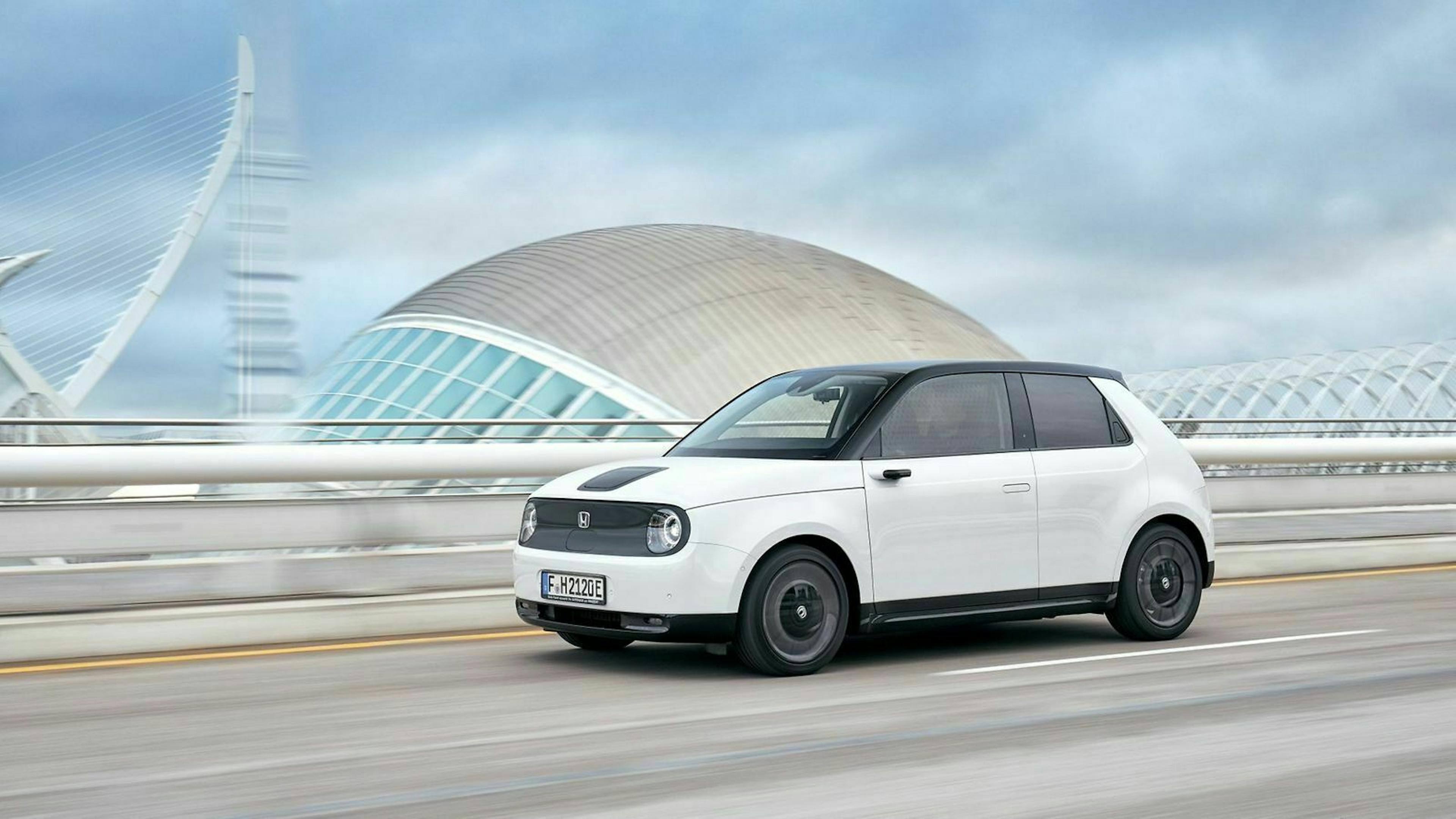 Zu sehen ist der Honda E in seitlicher Position