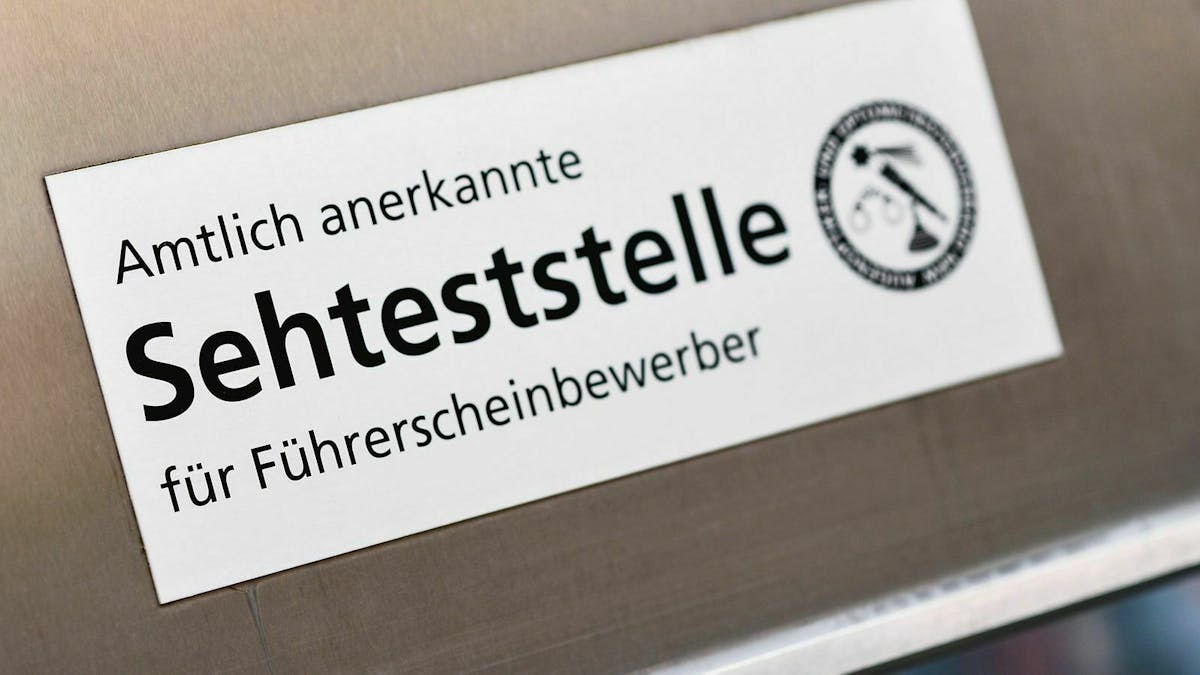 Voraussetzung für einen Führerschein ist ein Sehtest. Er kostet etwa 40 Euro.