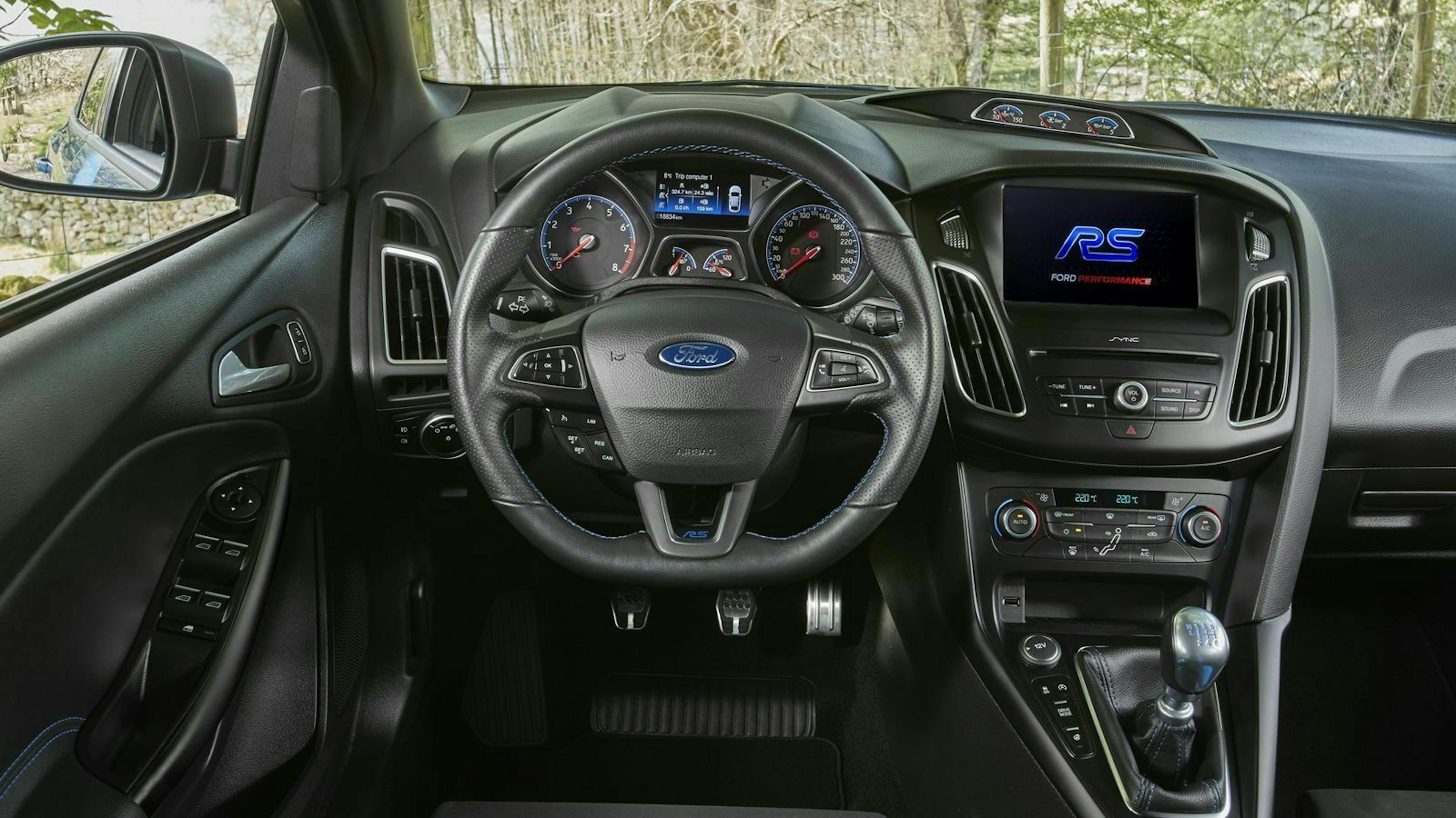 Zu sehen ist das Cockpit des Ford Focus RS MK III