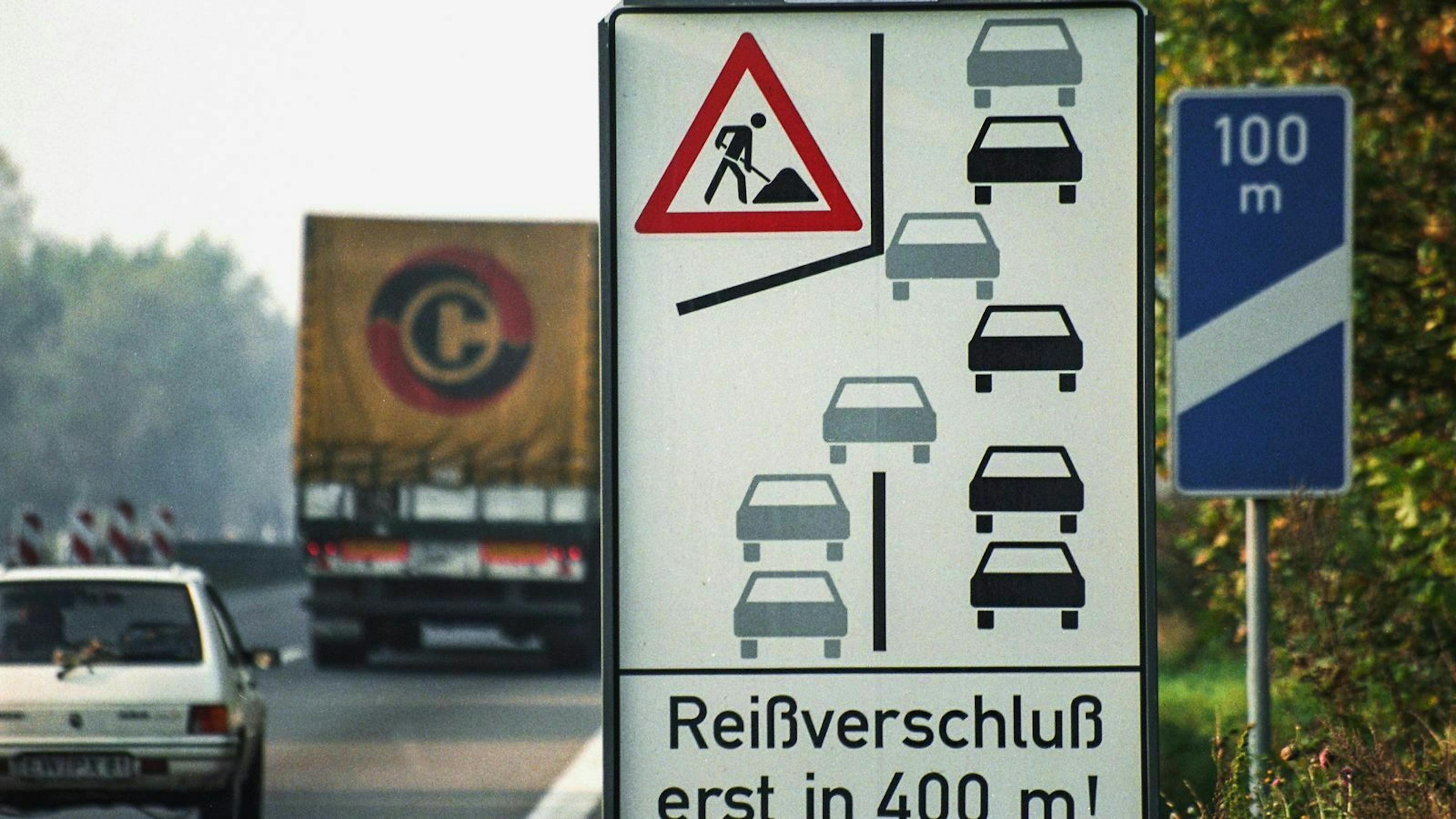 Ein Schild fordert zum Einfädeln nach dem Reißverschluss-Prinzip auf. 