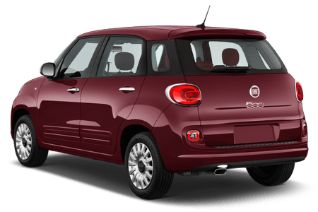 Weinroter Fiat 500 mit fünf Türen, von hinten links betrachtet. Fahrzeug steht auf glänzenden Felgen, Rücklichter sind gut sichtbar.