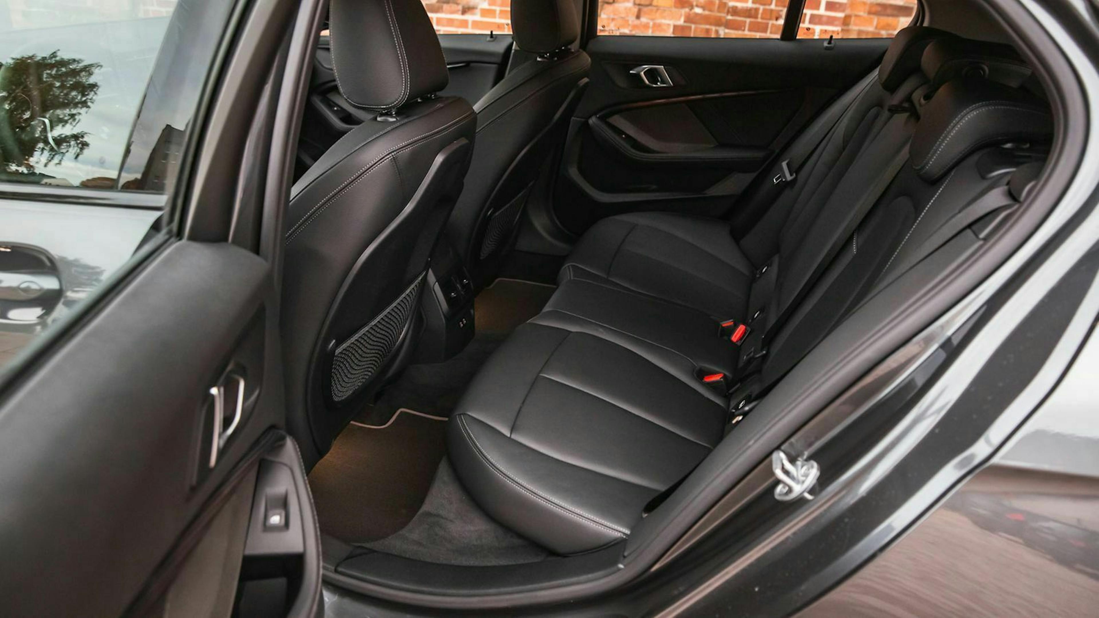 Blick auf die Rückbank des BMW 118d 
