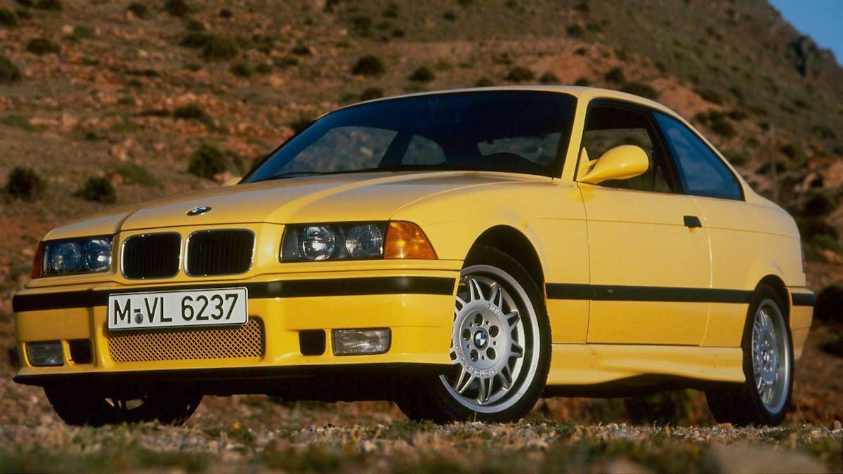 Zu sehen ist der BMW M3 E36 als Coupße, in Zitronengelb