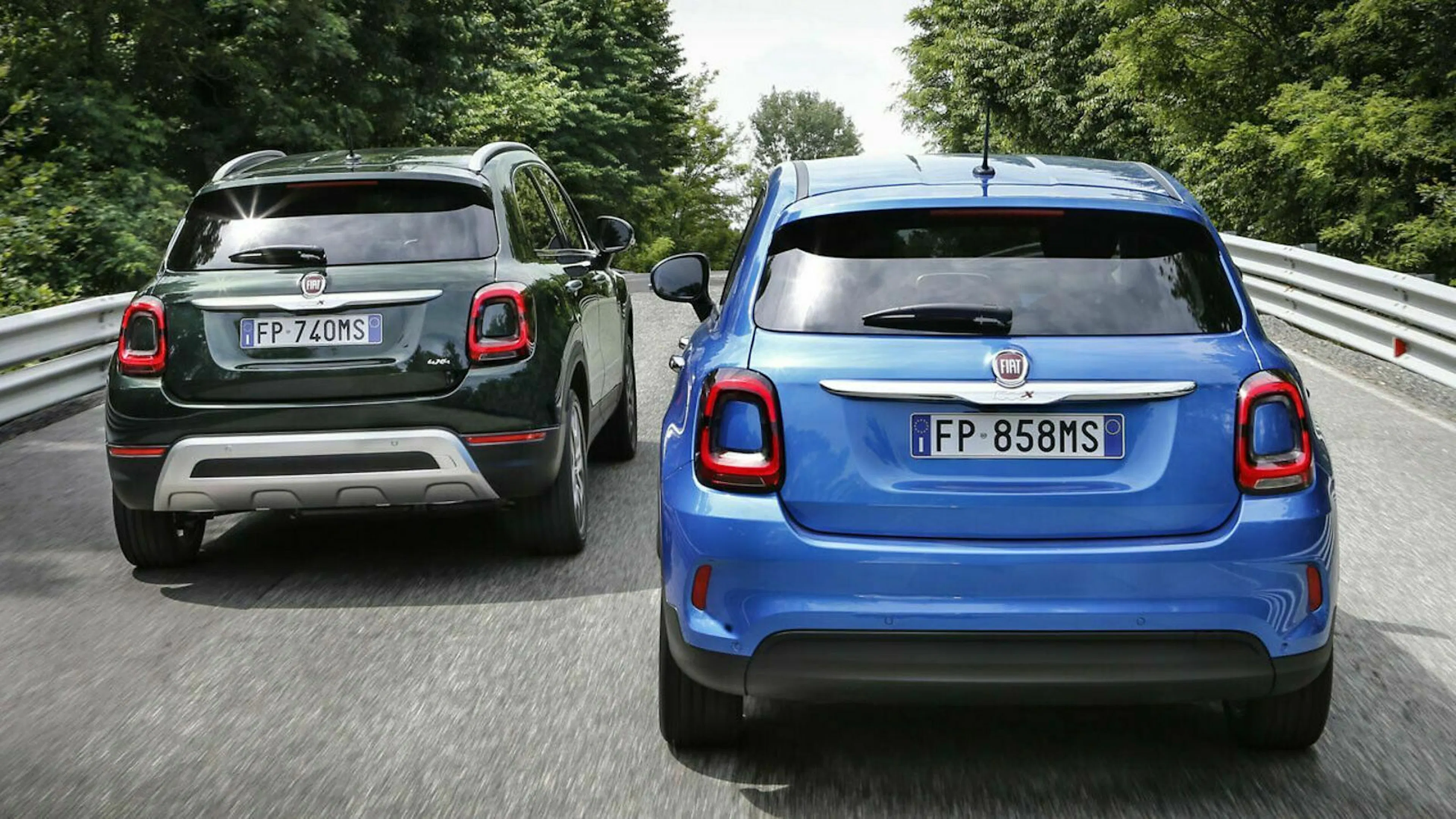 Fiat 500x in der Heckansicht, fahrend