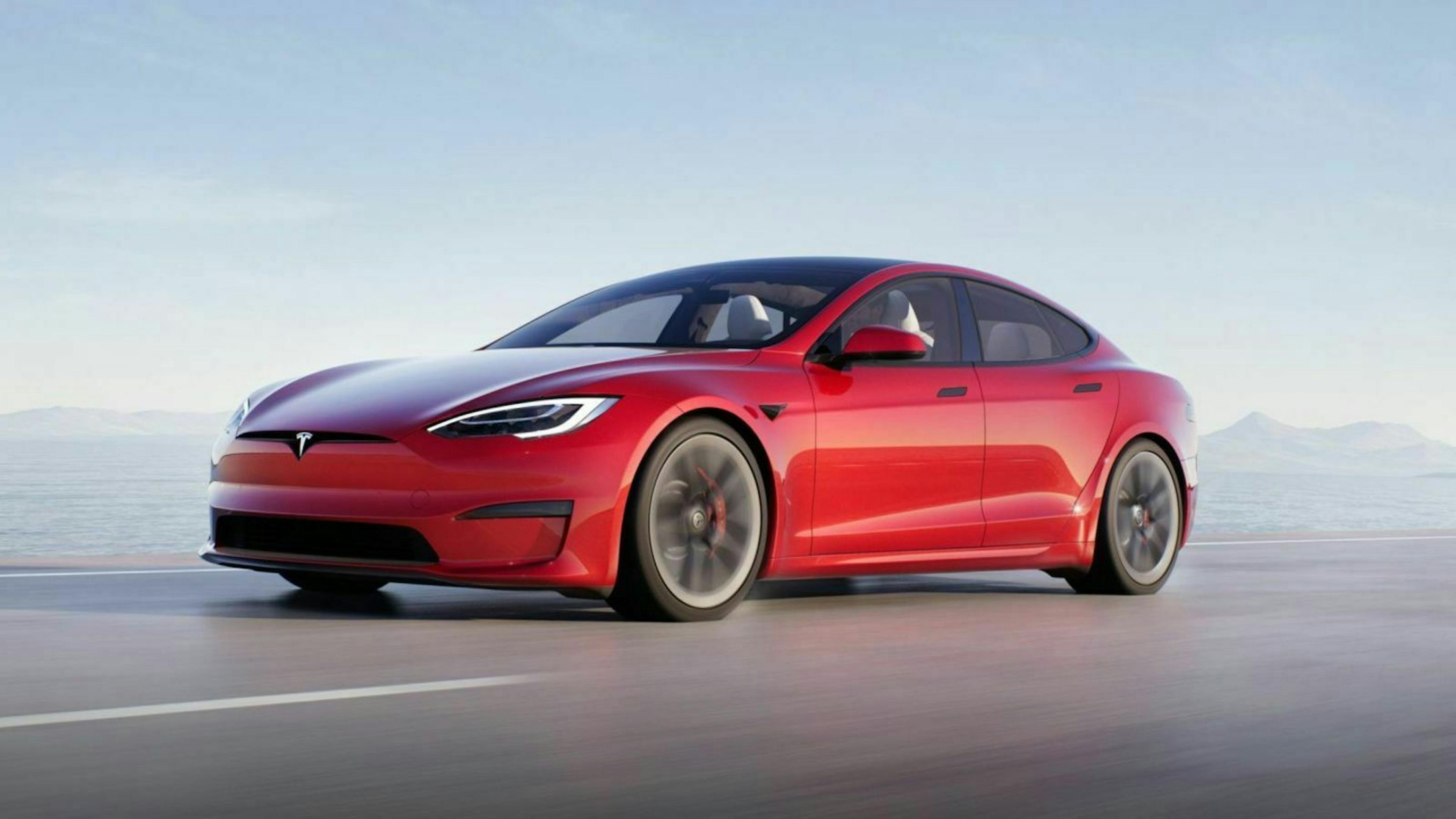 Zu sehen ist das Tesla Model S 2021 von vorne