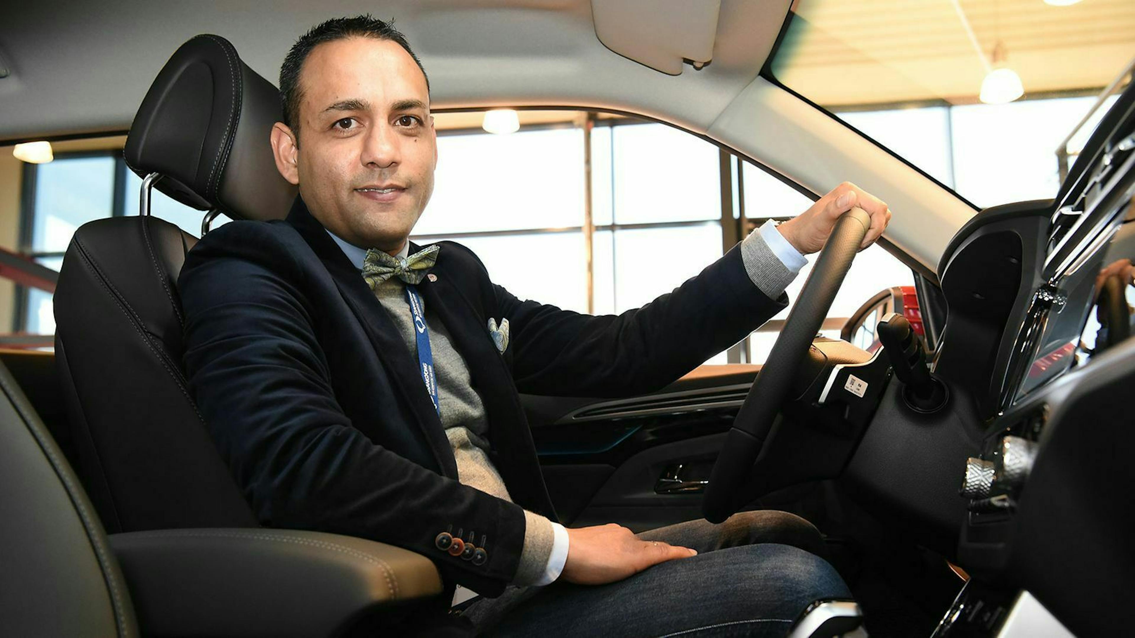 Der Autohändler Bekirovski sitzt hinter dem Steuer eines Pkw.