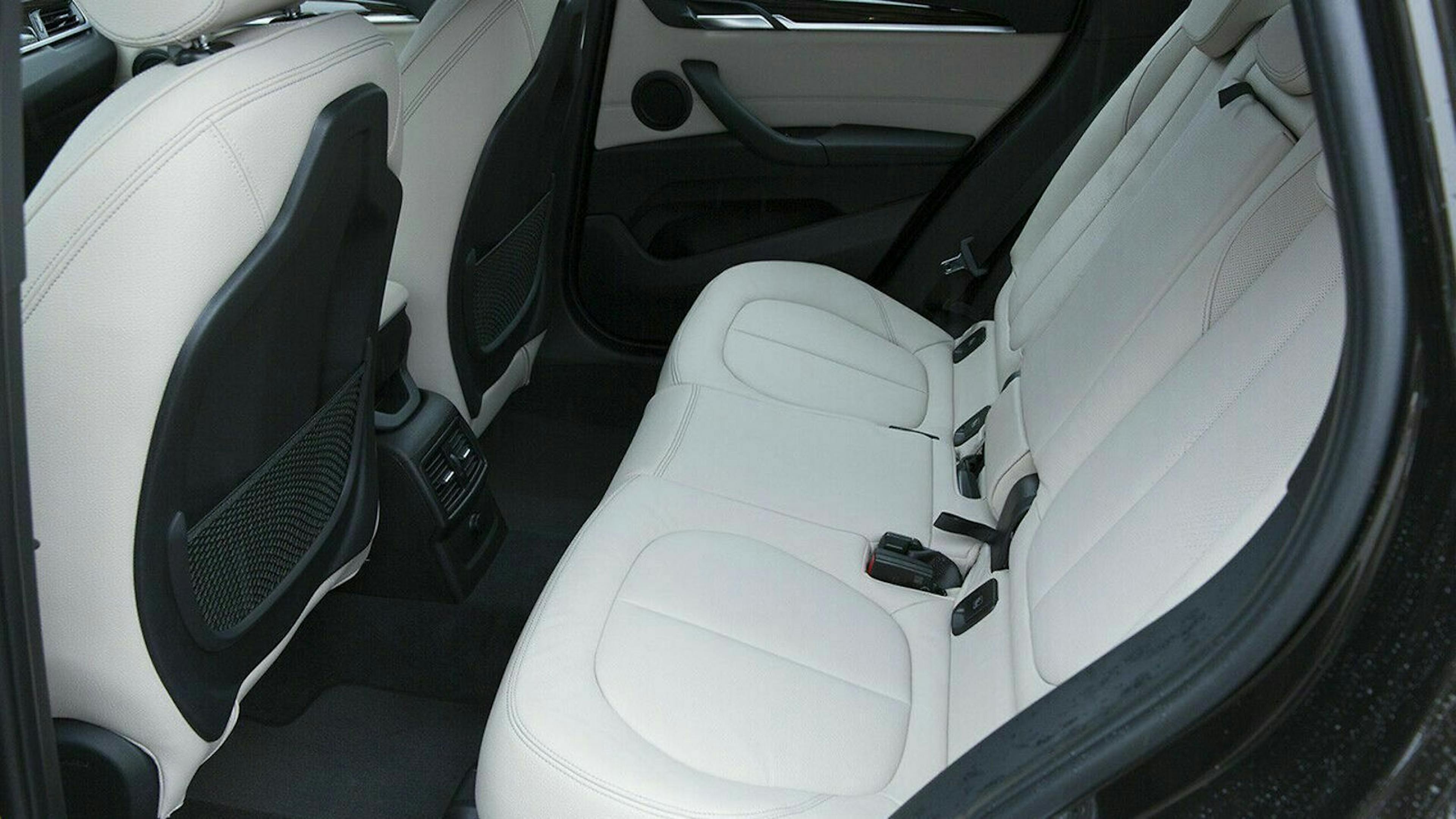 Der Volvo XC40 bleibt seinem Farbschema treu und setzt auch im Innenraum auf ein elegantes Weiß