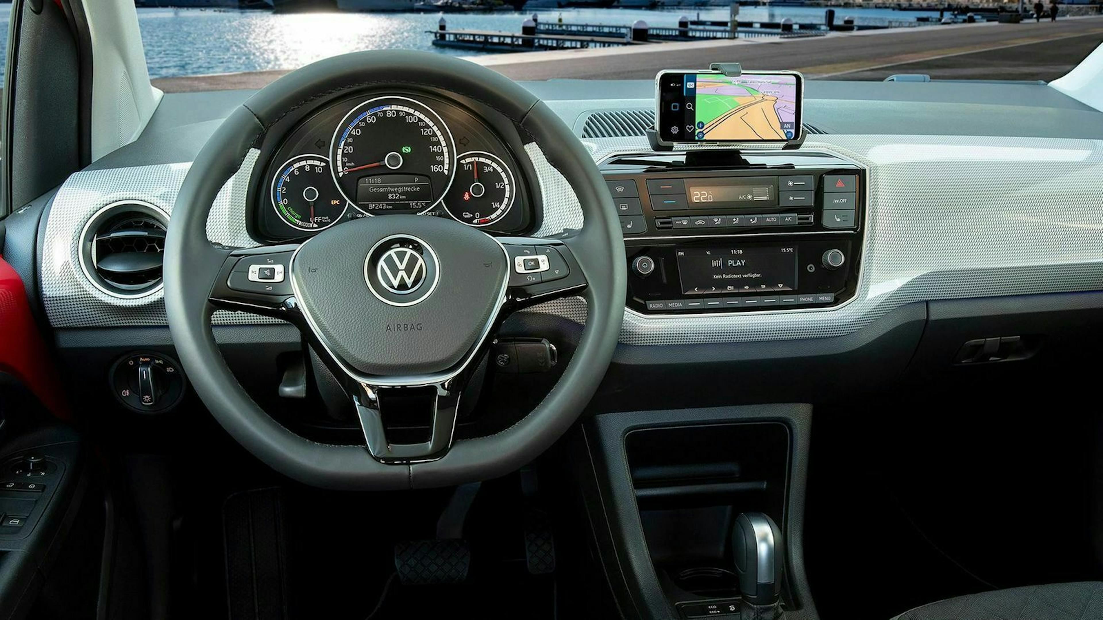 Der Innenraum des VW e-Up mit Sicht auf das Lenkrad