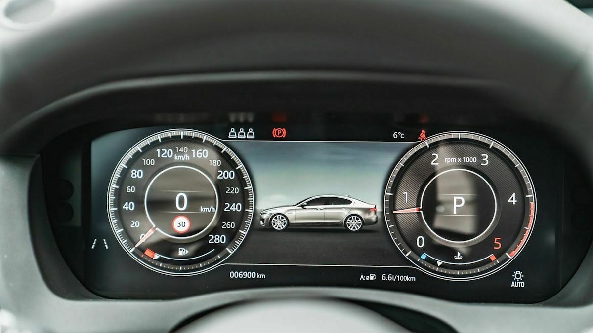 Blick auf den digitalen instrumenteträger des Jaguar XE 