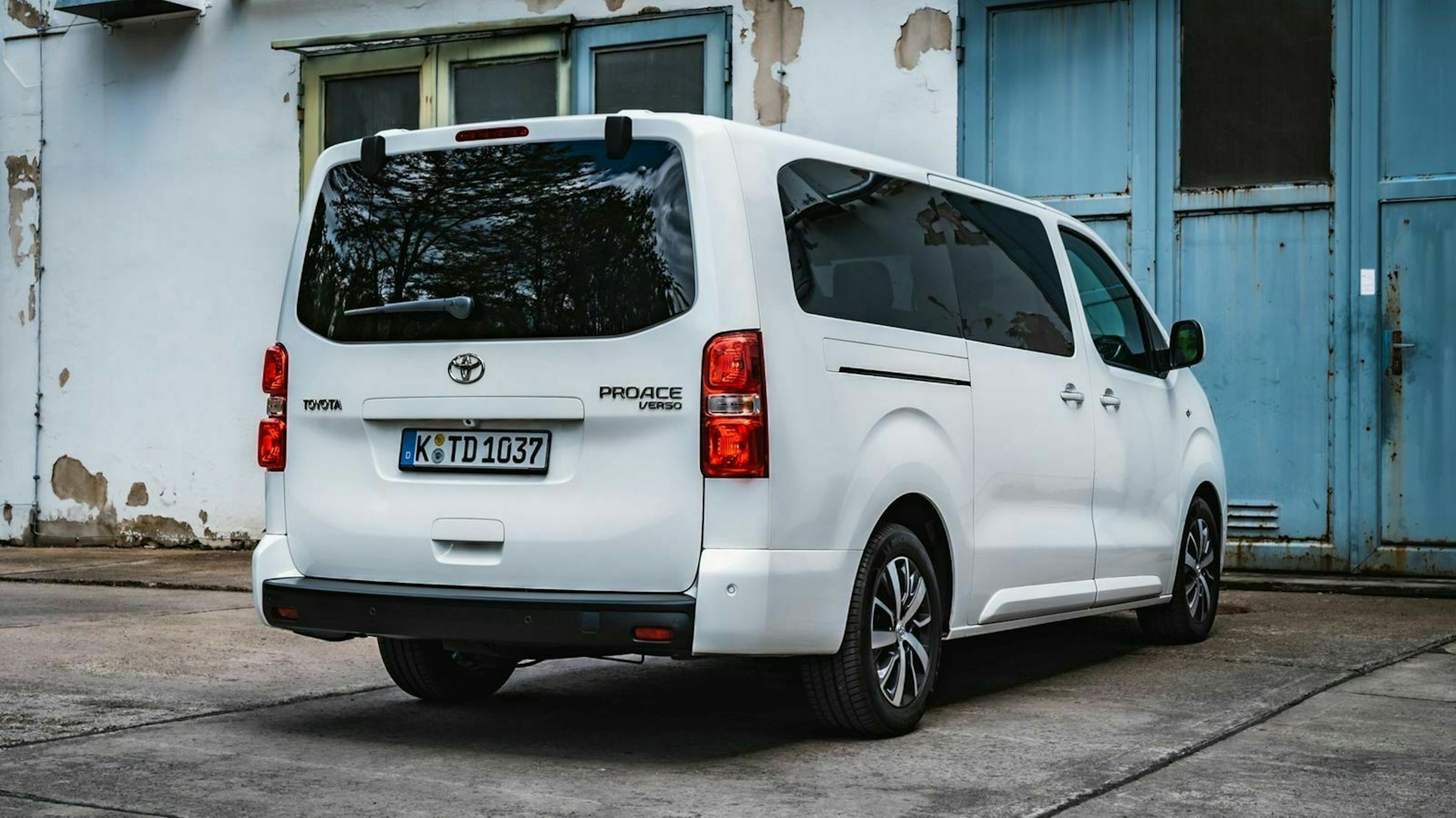 Zu sehen ist der Toyota ProAce Verso von hinten